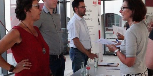 Im Gespräch erörtern Ehrenamtliche mit den Ansprechpartnern aus den Bereichen Recht, Arbeit und Gesundheit konkrete Fragen und Probleme.