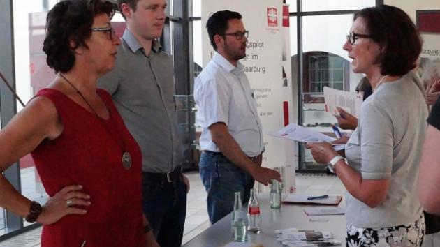 Im Gespräch erörtern Ehrenamtliche mit den Ansprechpartnern aus den Bereichen Recht, Arbeit und Gesundheit konkrete Fragen und Probleme.