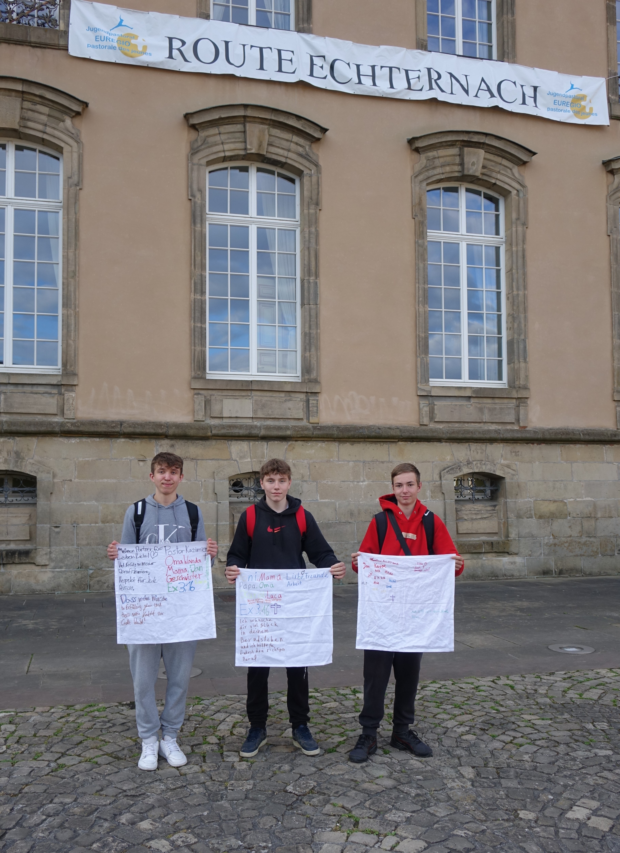 Jan, Karol und Luca sind mit Jugendlichen aus Bolivien, Nigeria, Rumänien und Luxembourg gepilgert. Foto: Raphael Foltin