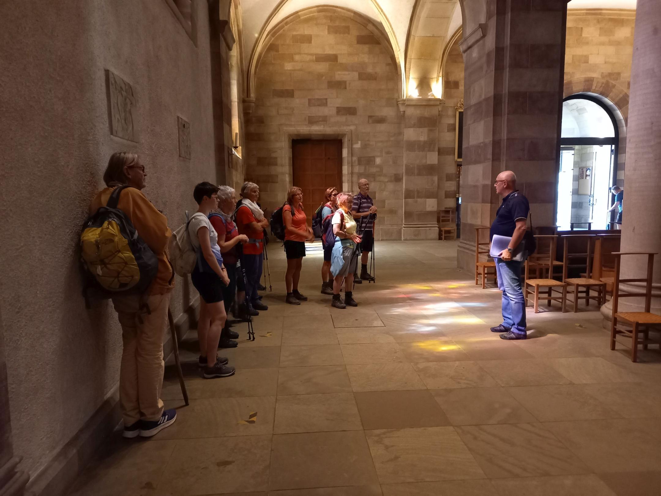Jean Paul Fischer Touristburo Echternach erzahlt den Pilgerinnen und Pilgern vom Leben und Wirken des Heiligen Willibrord (Foto: Judith Schwickerath)