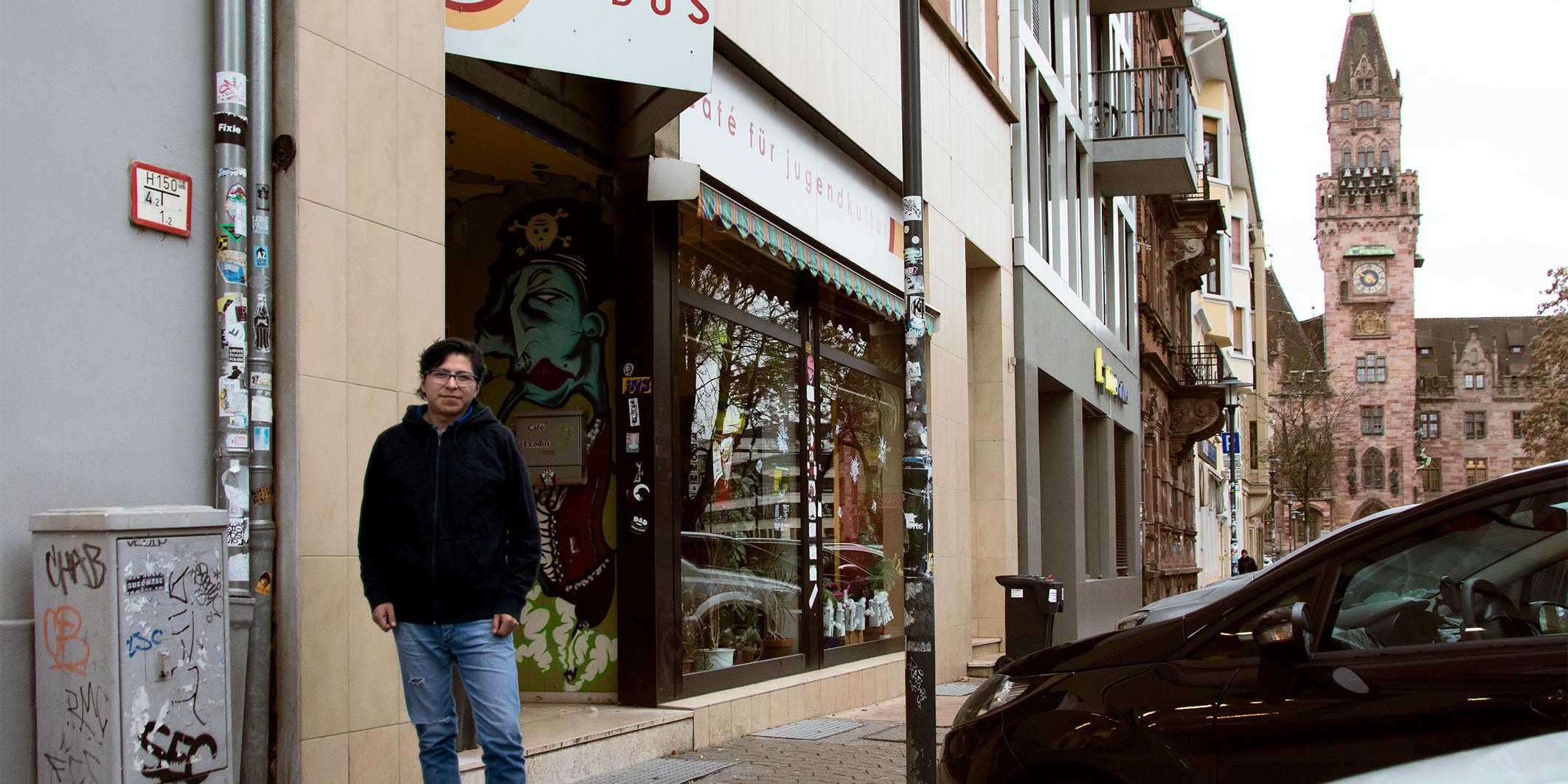 Jhamir Ticona vor dem Café Exodus in Saarbrücken.