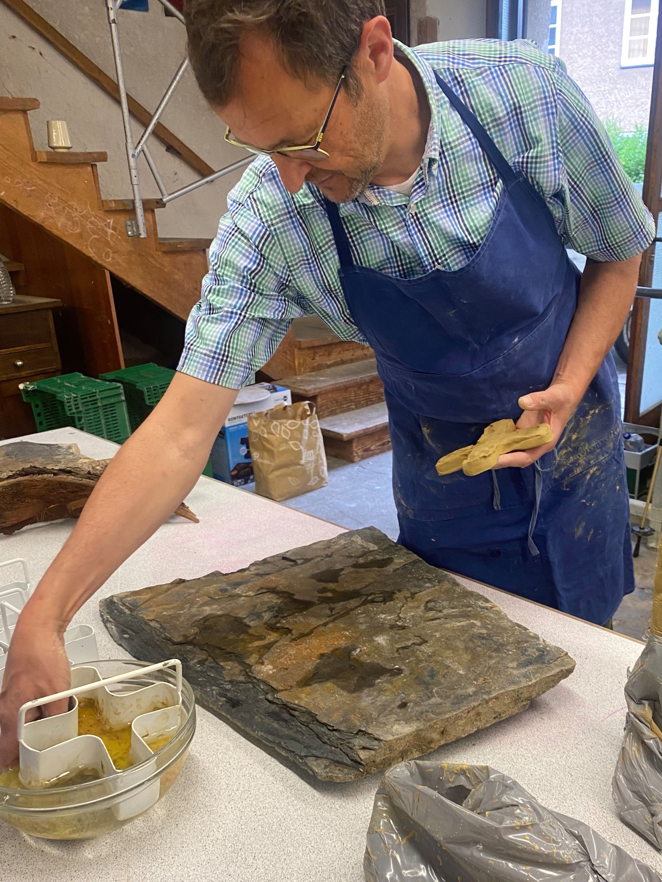 Dechant Jörg Meyrer bei der Herstellung eines Keramikkreuzes. Foto: Nadine Kreuser