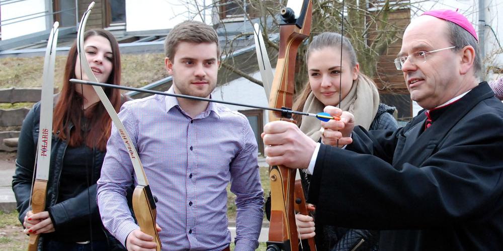 Weihbischof Brahm beim Bogenschießen mit FSJlern auf dem Hofgut Imsbach.