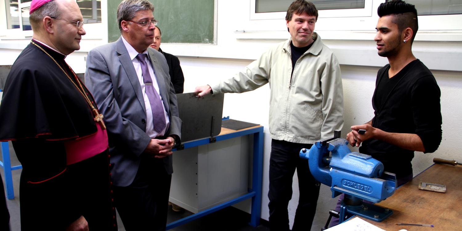 Weihbischof Dr. Dieser beim Besuch des Jugendhilfezentrum Don Bosco Helenenberg.