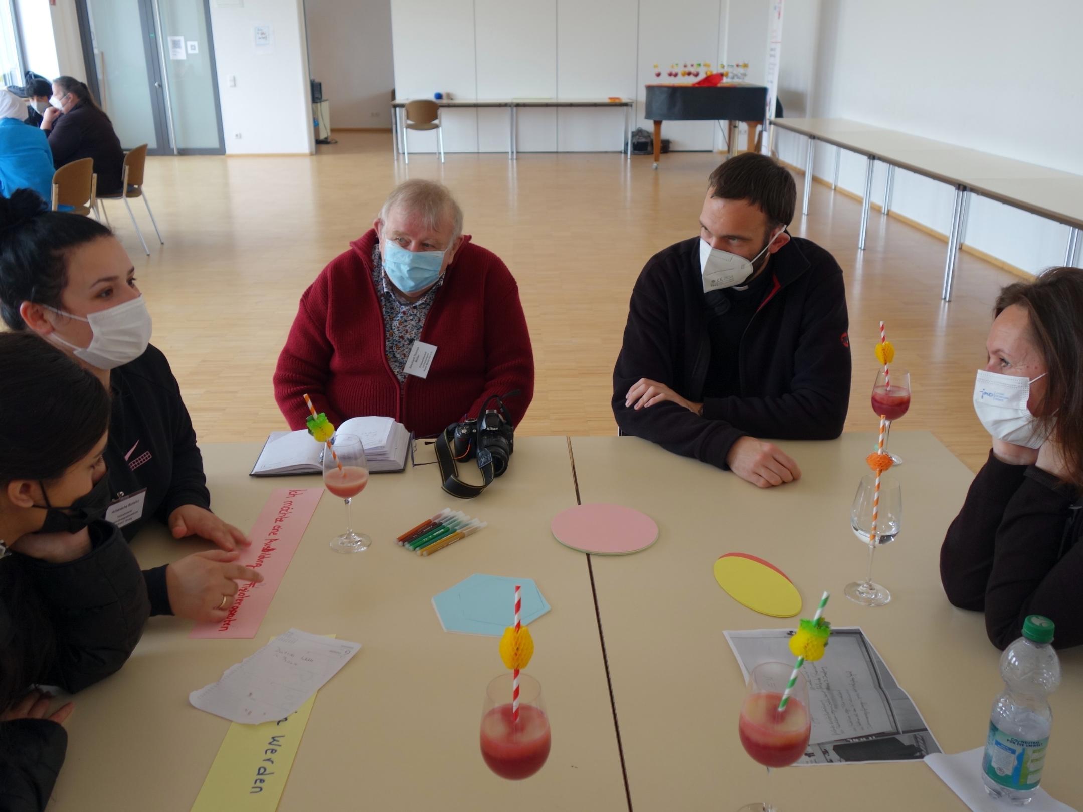 Jugendpfarrer Dominic Lück (zweiter v. rechts) hört den Jugendlichen aufmerksam zu.