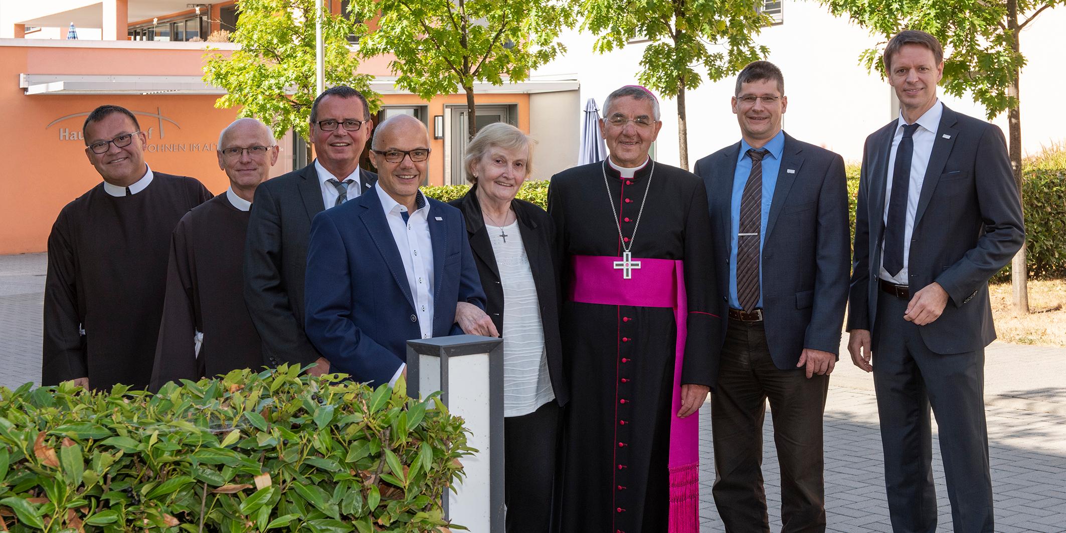Bruder Bonifatius Faulhaber, Bruder Ulrich Schmitz, Joachim Domann, Einrichtungsleiter Michael Hartmann, Anne-Hilde Ingenbrand von der Bewohnervertretung, Weihbischof Franz Josef Gebert, Helmut Ziegler und Dr. Matthias Bussmann (von links) freuen sich über das Jubiläum. Fotograf: Gerhard Kind