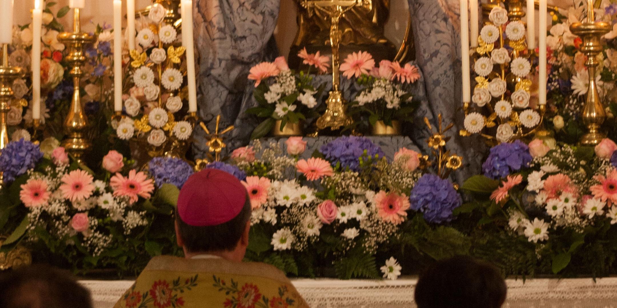 Bischof Ackermann vor dem Marienaltar der Engelporter Klosterkirche