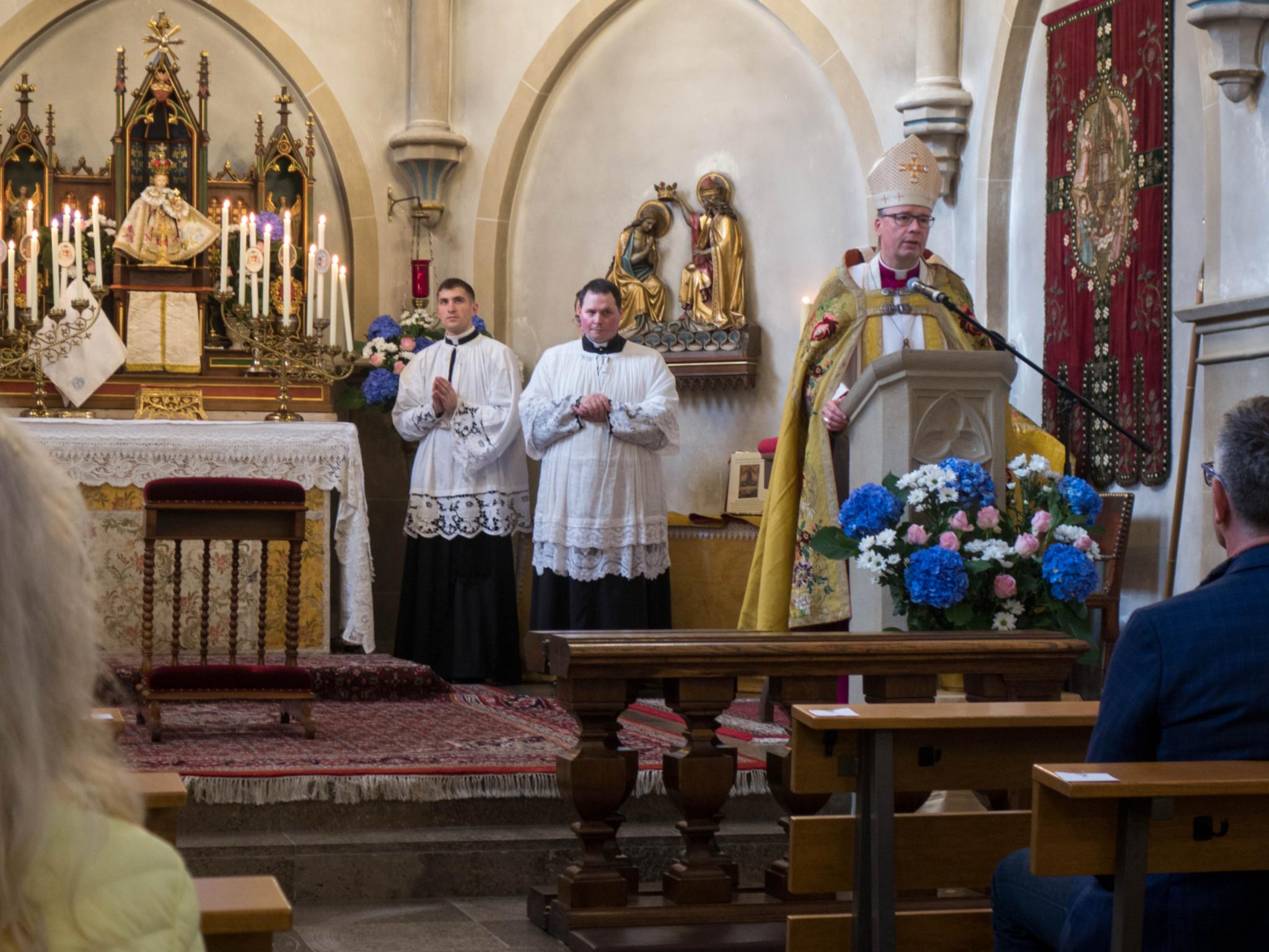 In seiner Predigt sprach der Bischof über Maria als Empfangende, die offen ist für die Wege Gottes und des Lebens