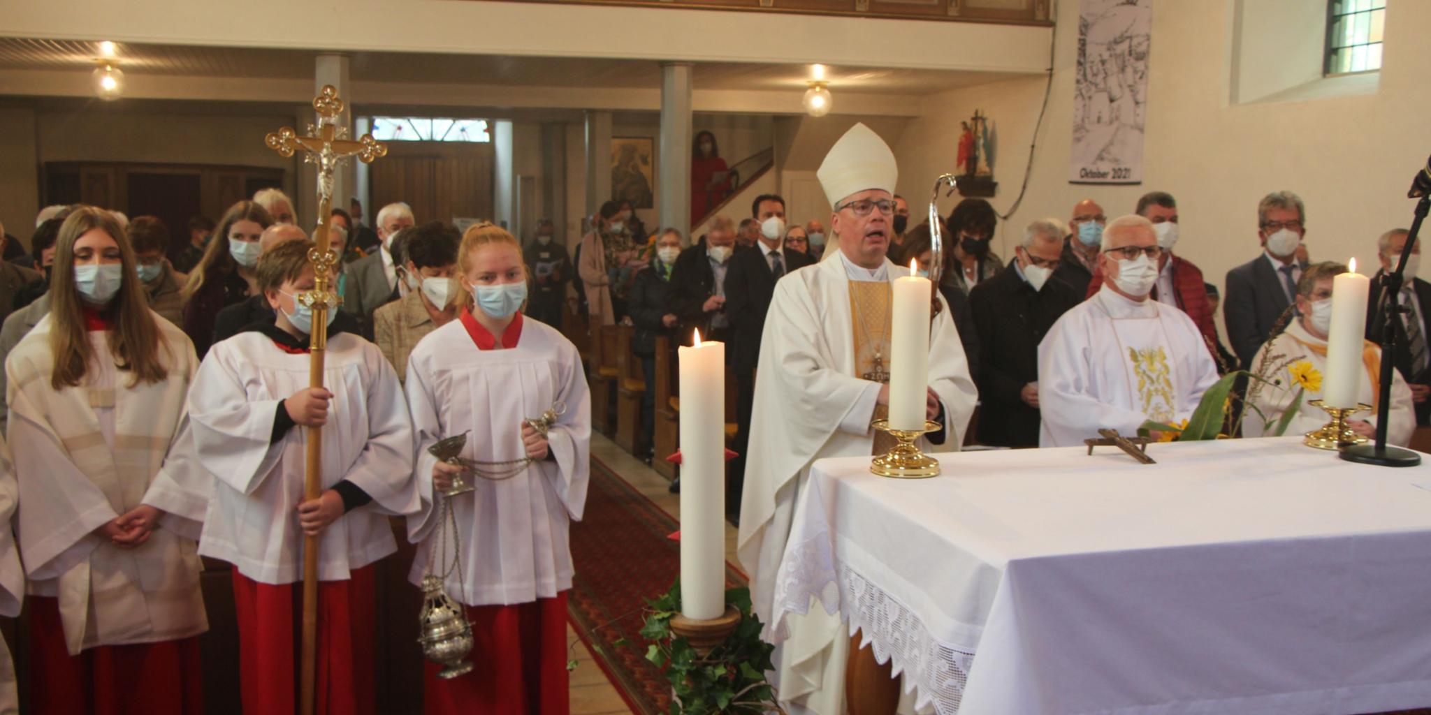 Der Trierer Bischof Dr. Stephan Ackermann zelebrierte den Festgottesdienst zum Jubiläum der Meisericher St. Anna-Filialkirche. Foto: Brigitte Bettscheider