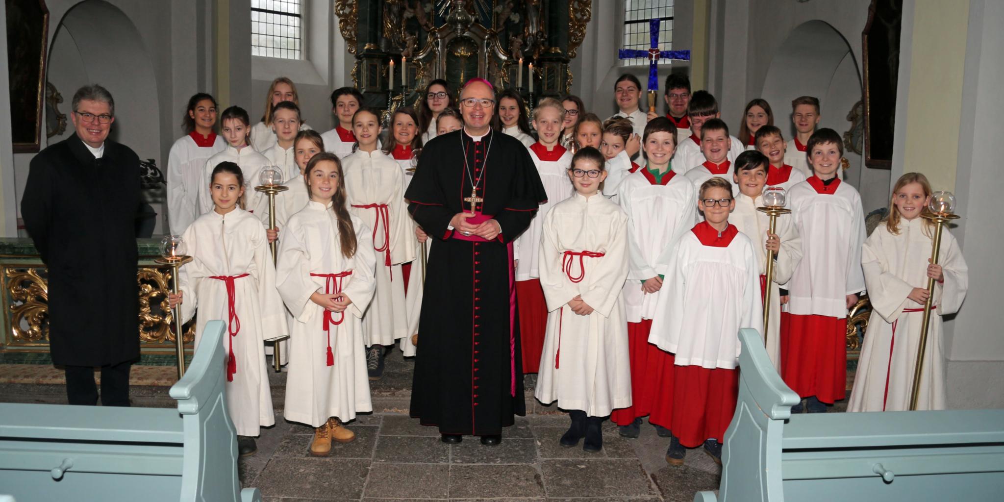 Vor Beginn des Pontifikalamtes hatte sich Bischof Dr. Stephan Ackermann und Pastor Alexander Kurp (links) mit rund 30 Messdienern aus der Pfarreiengemeinschaft in der Barockkirche getroffen.
