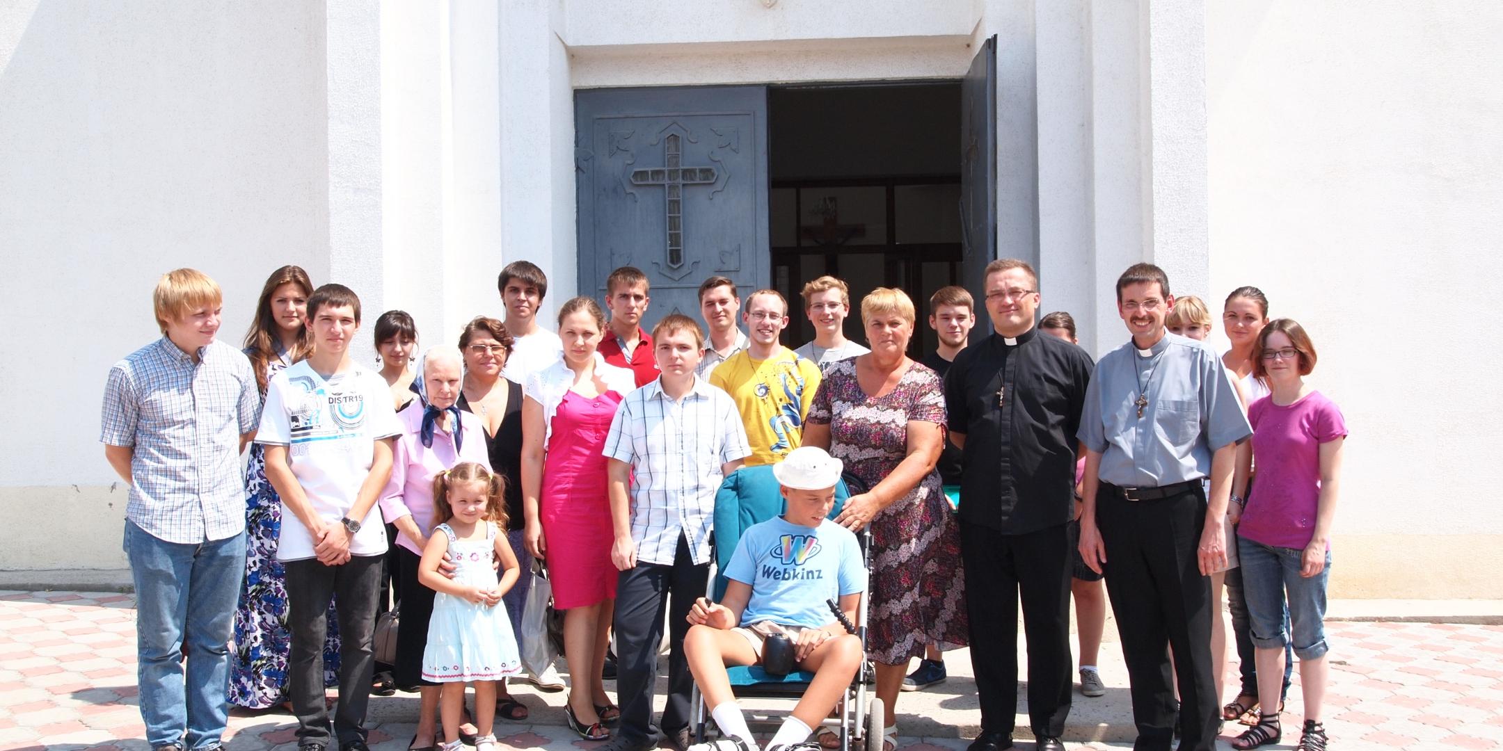 Polnische, ukrainische und deutsche Jugendliche Treffen sich 2012 in Kherson/Ukraine. Mit Pfarrer Hans-Georg Müller und Pfarrer Darek. Foto: Müller