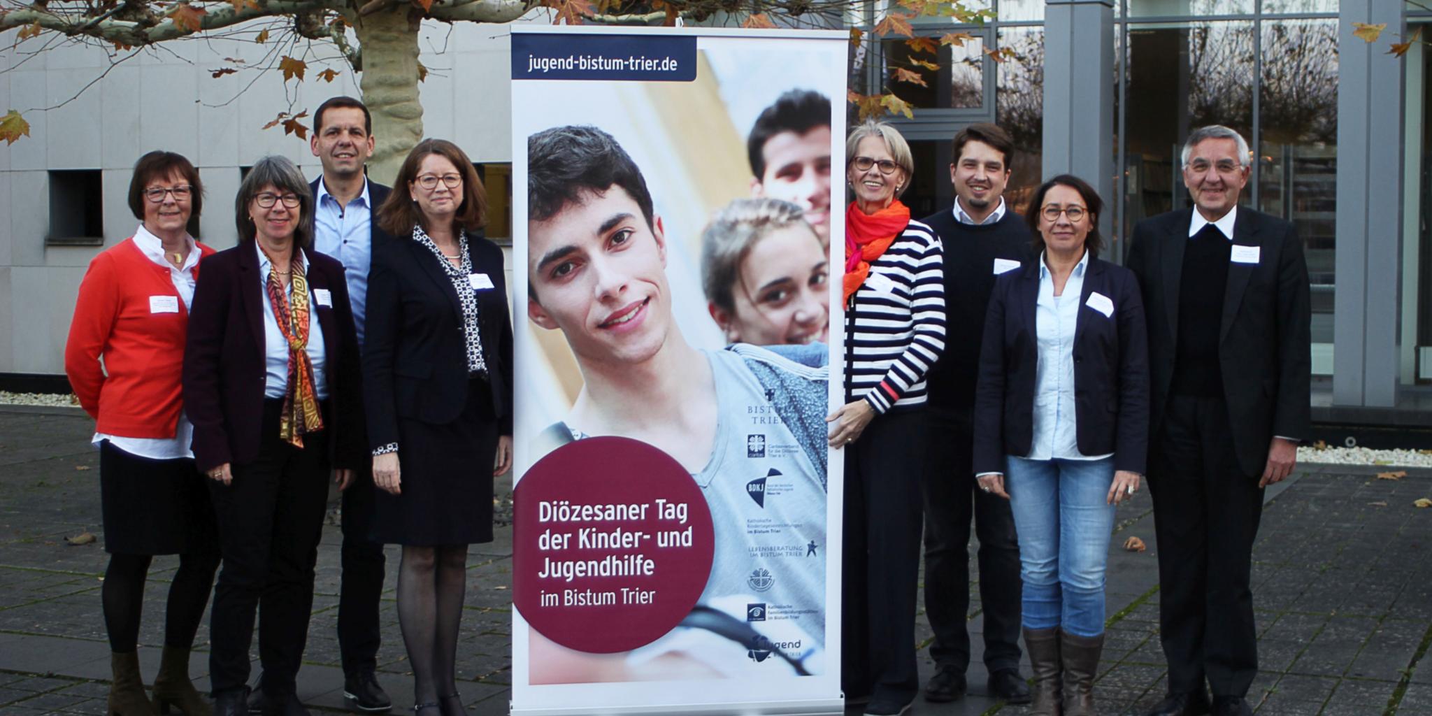 v.l.n.r. Monika Seidel, Angela Thelen, Frank Kettern, Mechthild Schabo, Gerda Holz, Rainer Schulze, Stephanie Schneider, Weihbischof Franz Josef Gebert