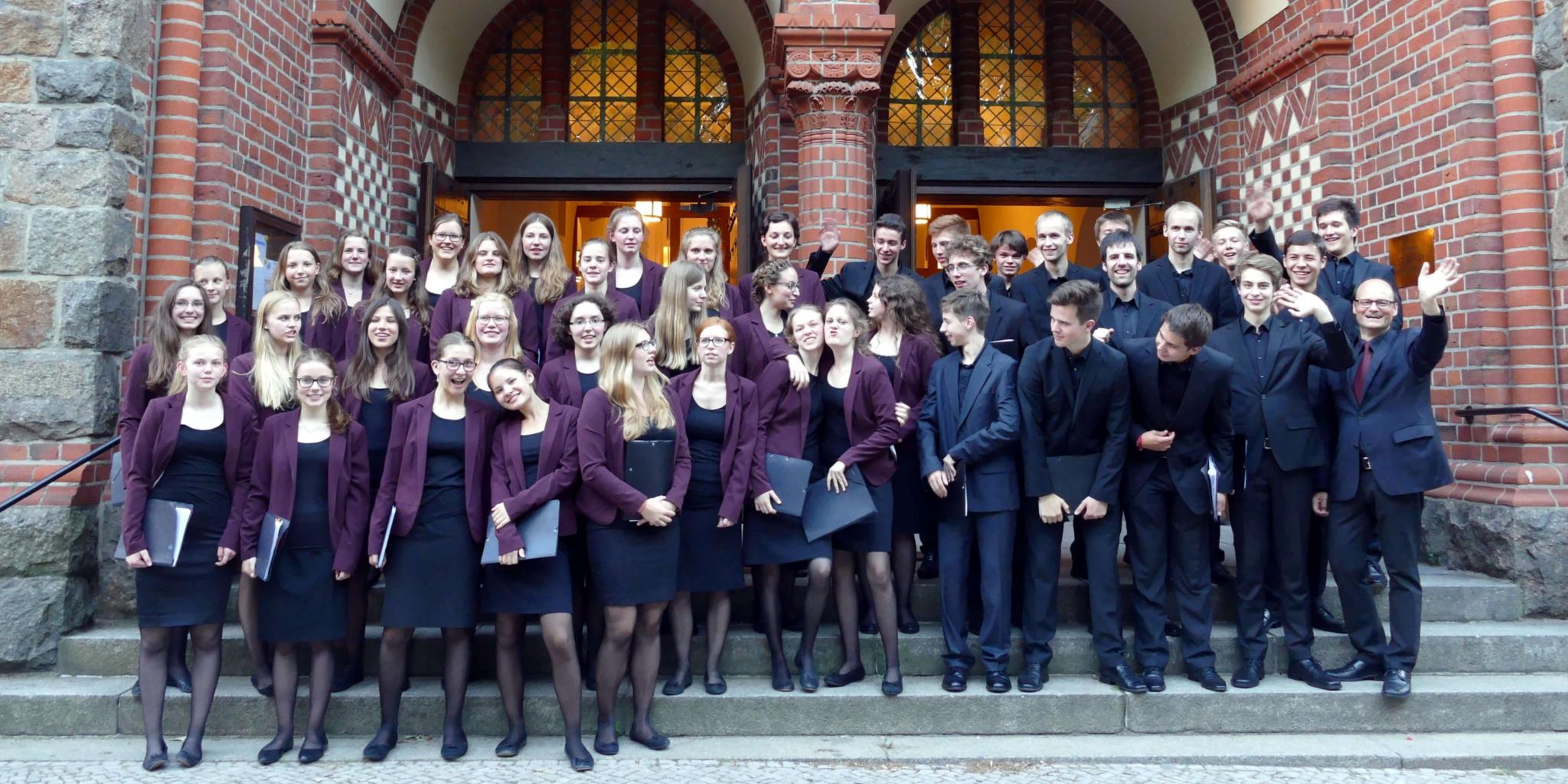 Die Sängerinnen und Sänger vom Jugendkammerchor mit Chorleiter Manfred Faig (re.)