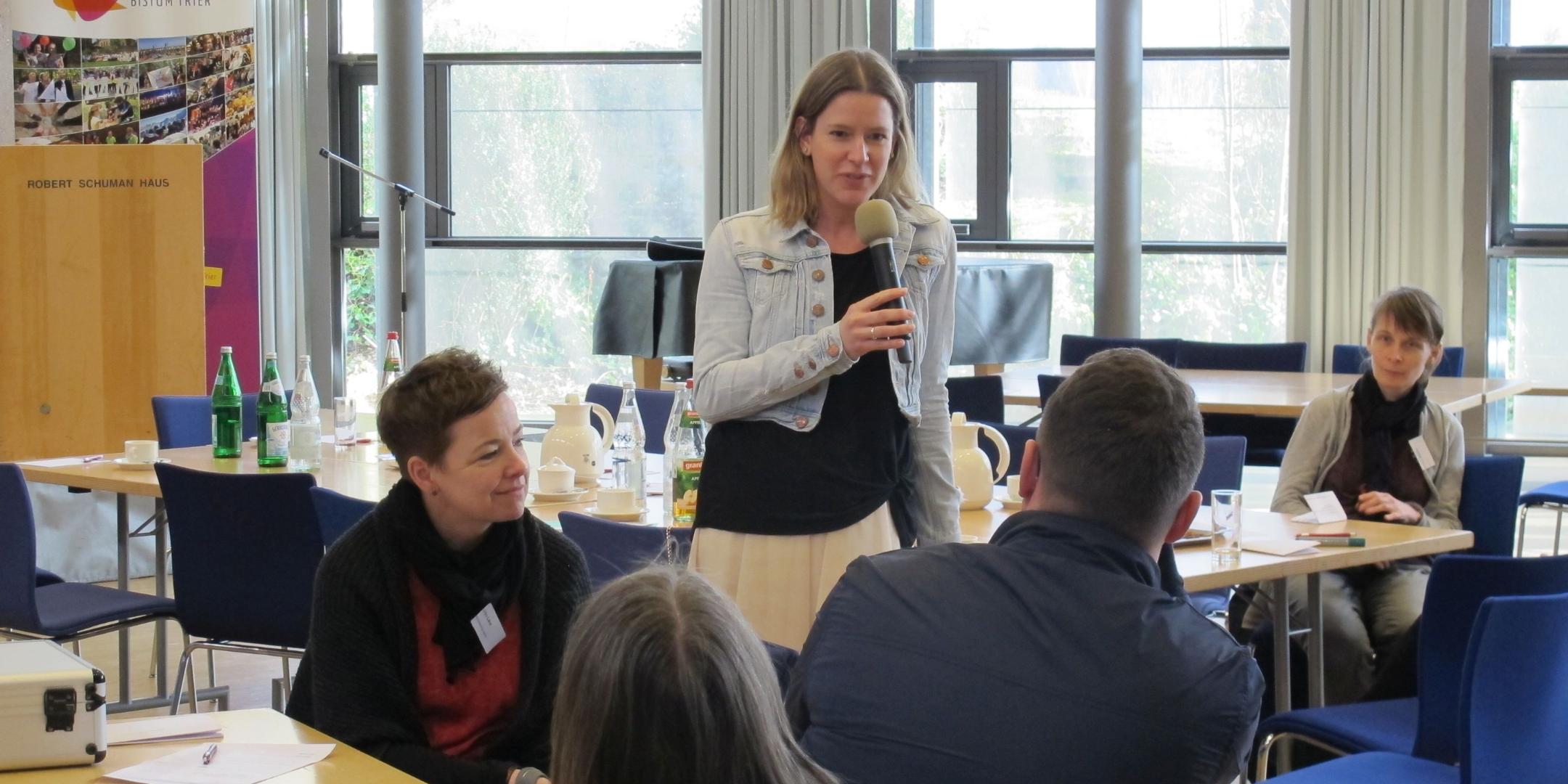 Anja Günther, Leiterin der Fachstelle für Kinder- und Jugendpastoral in Bad Kreuznach, moderiert die Abschlussrunde.