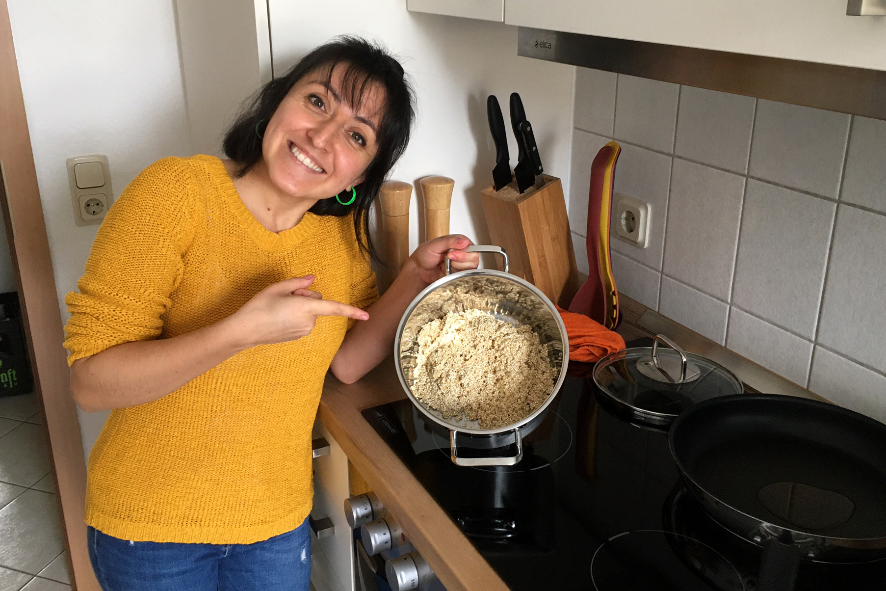 Julie Cifuentes beim Ausprobieren von Rezepten aus aller Welt (Fotos: privat)