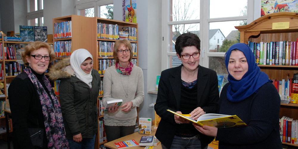 vlnr: Am Büchertisch: Margret Stöhr, Nahla Al Bahthish, Carina Müller, Diana Weber und Nebal Al Buni