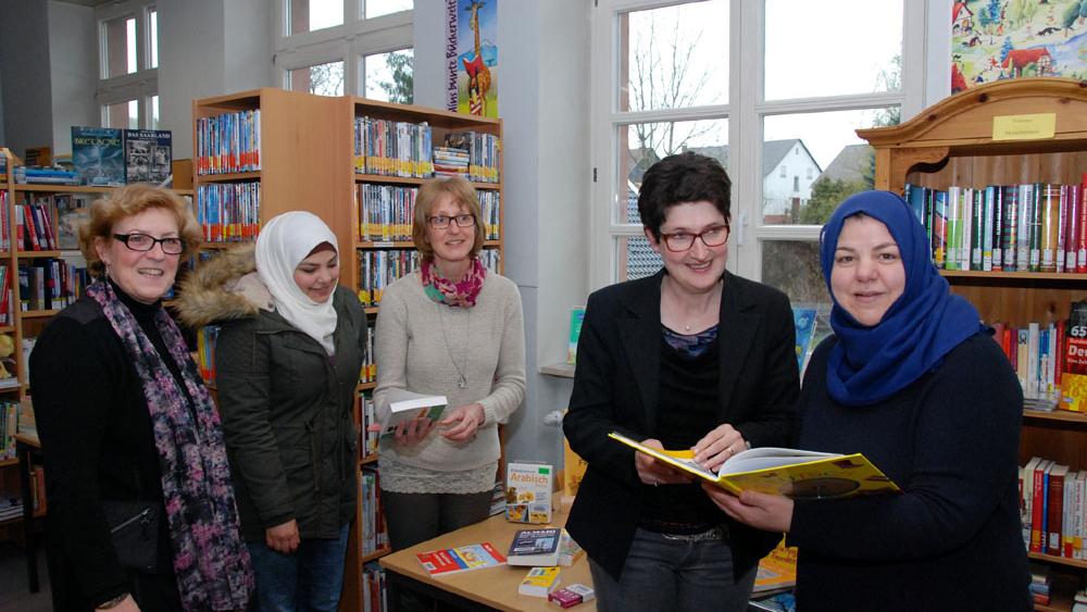 vlnr: Am Büchertisch: Margret Stöhr, Nahla Al Bahthish, Carina Müller, Diana Weber und Nebal Al Buni