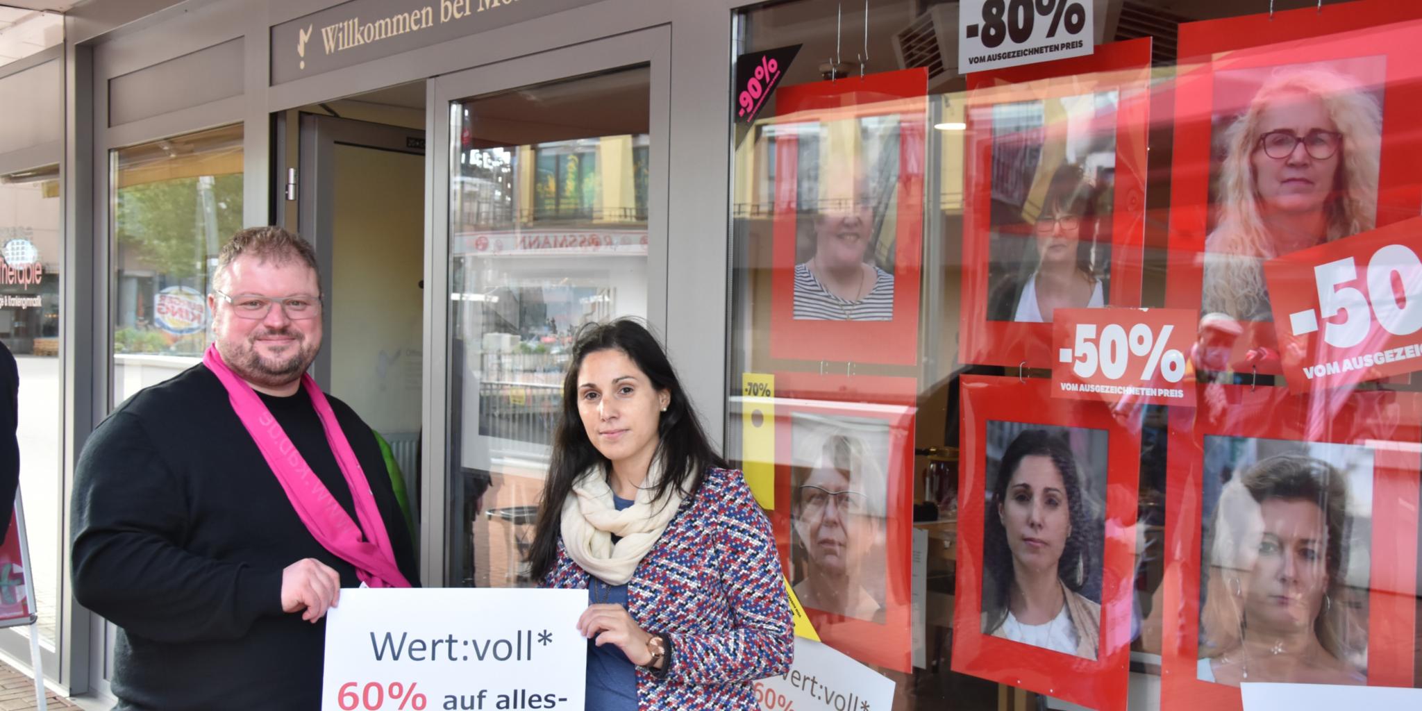 Der KAB-Diözesanseelsorger, der Neunkircher Pfarrer Markus Krastl, und die Betriebsratsvorsitzende der Kaufhof-Filiale in Neunkirchen machen am 7. Oktober, dem Welttag der menschenwürdigen Arbeit, auf die Situation der Kaufhof-Angestellten aufmerksam. Foto: Ute Kirch