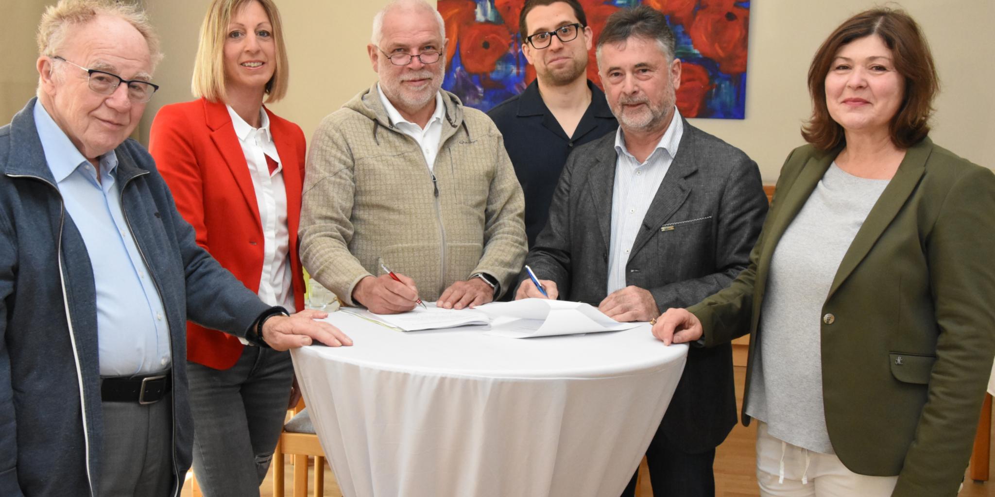 Unterzeichnung des Übernahmevertrages mit (von links): Horst Ziegler (KEB-Vorsitzender), Stefanie Oberbillig (stellv. KEB-Geschäftsführerin), Peter Jungmann (Pflegedienst Jungmann), Dr. Clemens Fell (KEB-Fachbereichsleiter), Karl-Heinz Thieser (KEB-Geschäftsführer), Franziska Speicher (Pflegedienstleitung) Foto: G. Alt /keb