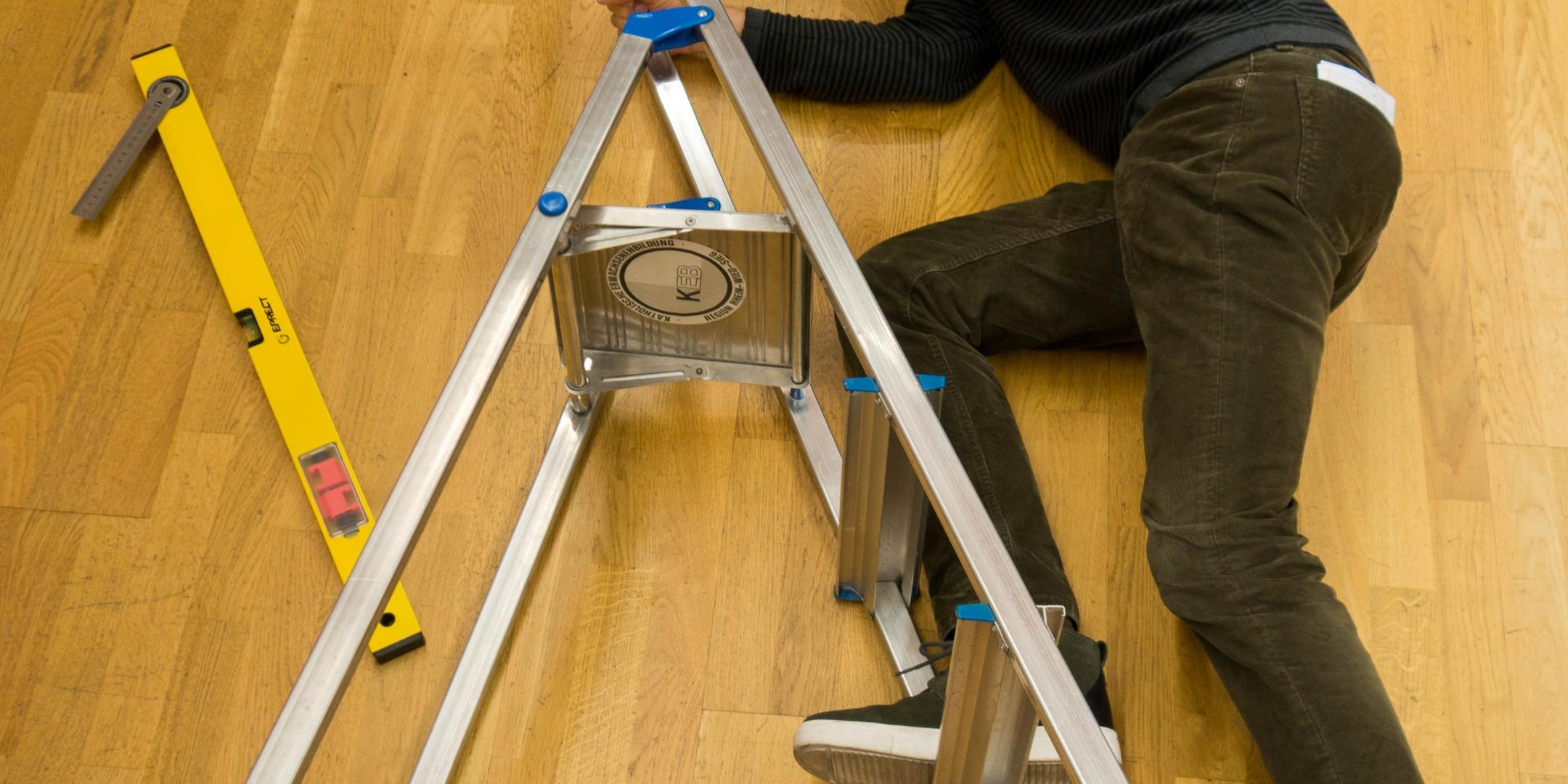 Daniel Steiger hat bei der Übernahme des Koblenzer Büros nicht nur Bücher vorgefunden. „Katholische Erwachsenenbildung hat die Aufgabe, konkretes Werkzeug an die Hand zu geben, damit das Leben gelingt – und Spaß macht!“