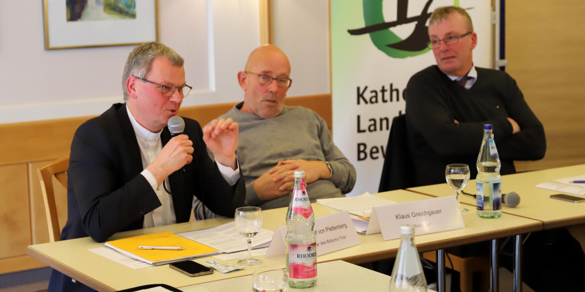 Generalvikar Dr. Ulrich Graf von Plettenberg, Moderator Klaus Greichgauer und der Präsident des Bauern- und Winzerverbandes Rheinland-Nassau Michael Horper (vlnr.)