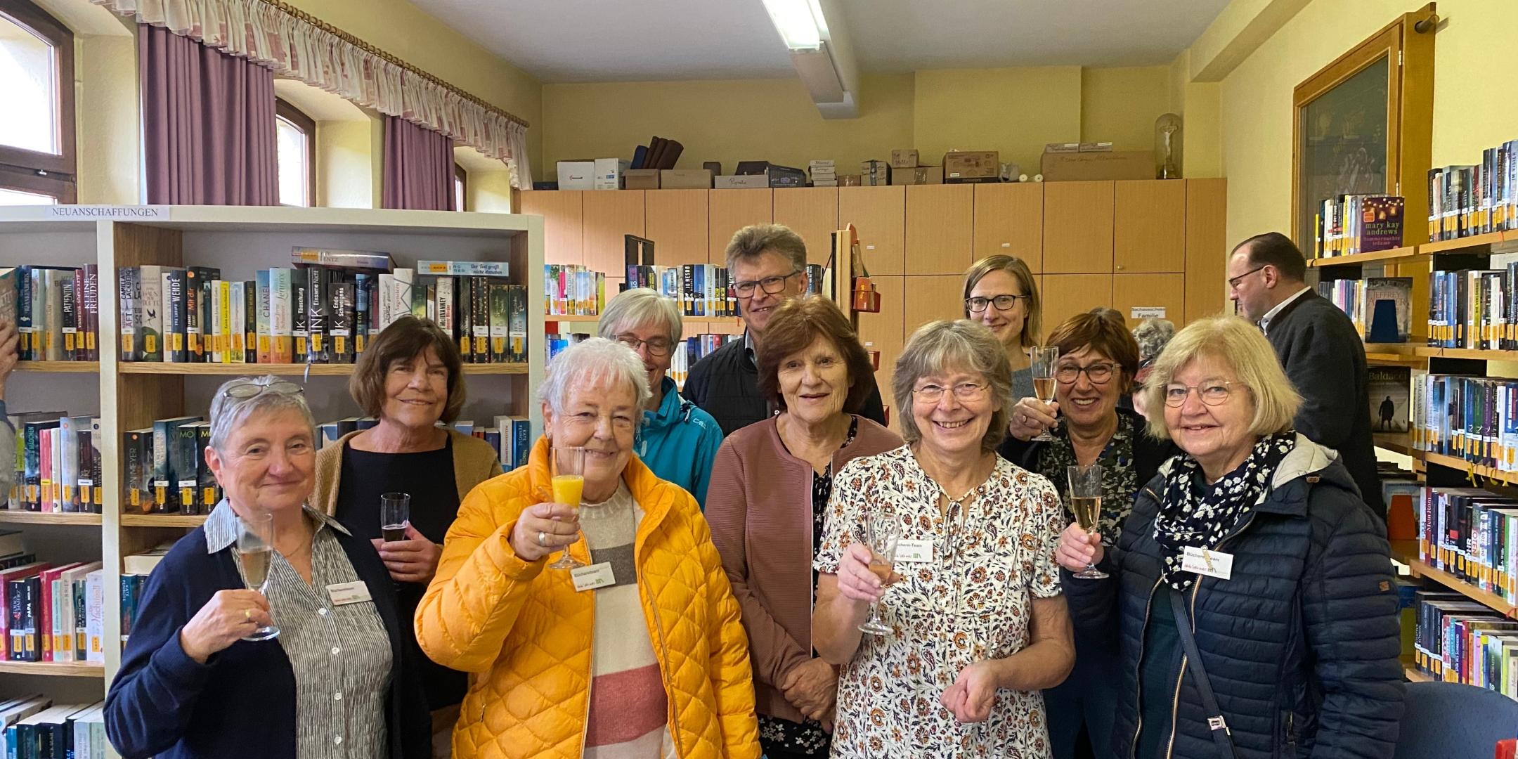 Bei der Wiedereröffnung der KÖB im Oktober 2021 versammelte sich das ehrenamtliche Bücherei-Team rund um Beate Sebastian (vorn 2. v. rechts) sowie Helferinnen und Helfer. Archivfoto: Nadine Kreuser/Pfarrei Bad Neuenahr-Ahrweiler