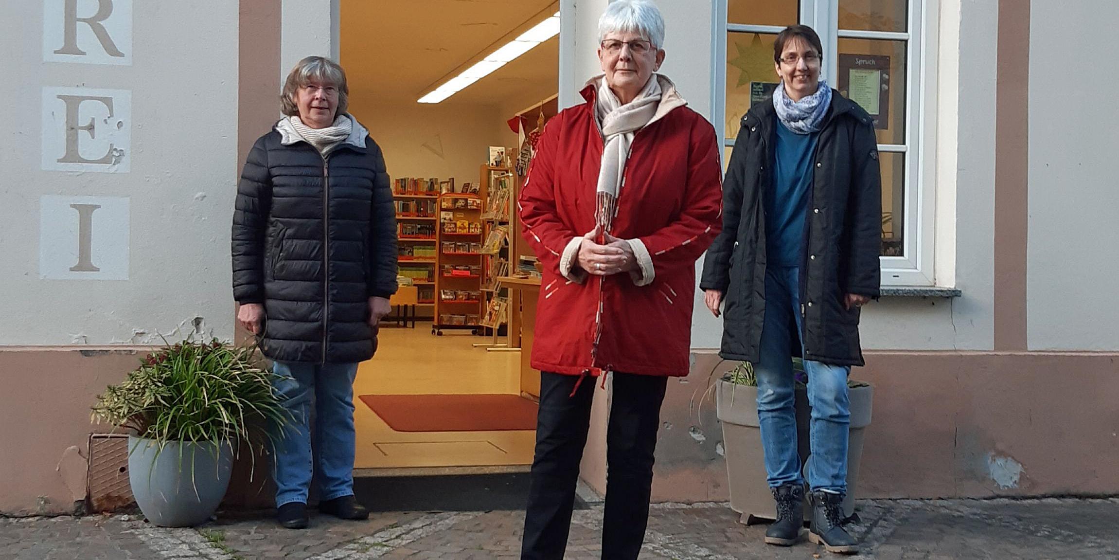 Beate Sebastian (Leiterin KÖB Ahrweiler), Kriemhild Breuer (Leiterin KÖB Heimersheim), Kerstin Schäfer (stellvertr. Leiterin KÖB Grafschaft-Leimersdorf; v. li.). Foto: Bistum Trier/Georg Hennes