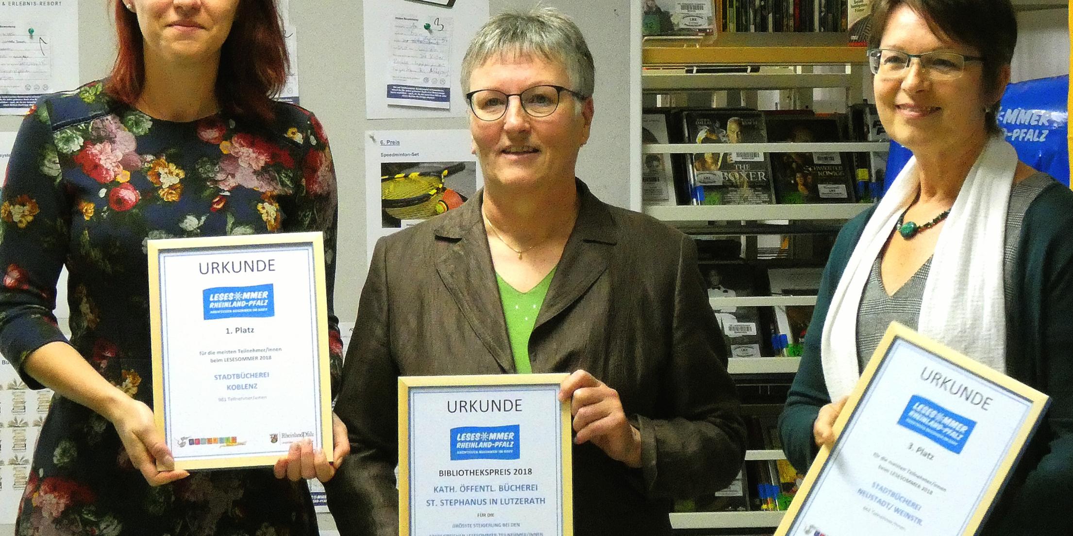 Die Leiterin der Katholisch öffentlichen Bücherei St. Stephan Lutzerath Elisabeth Dietz (Mitte) nahm den Preis entgegen. Julia Löffler von der Stadtbibliothek Koblenz (links) und Ute Panschitz-Harke von der Stadtbücherei Neustadt-Weinstraße waren ebenfalls unter den Preisträgern.