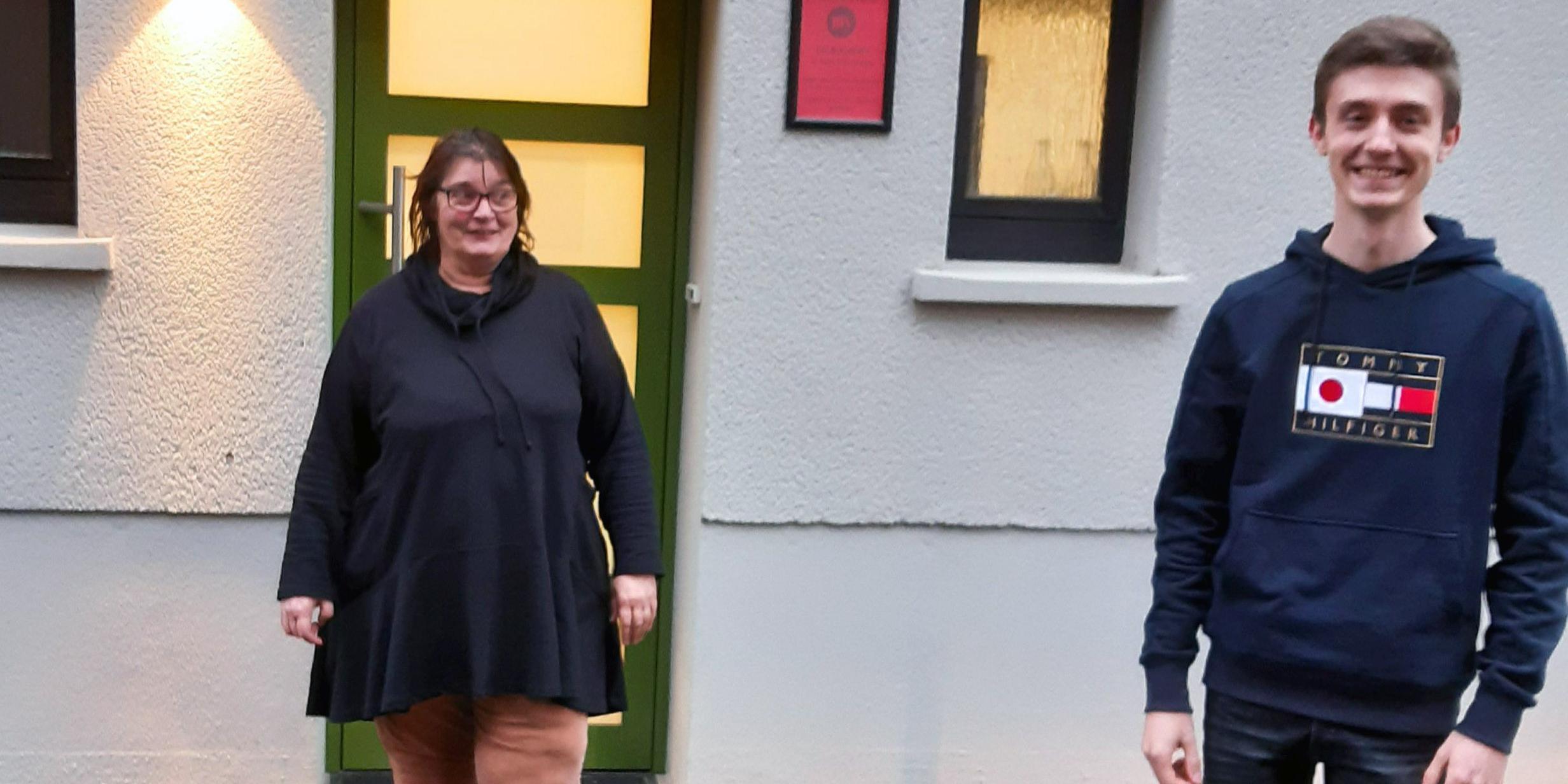 Die Leiterin Pia Jäger und Fabian Erang engagieren sich ehrenamtlichen für die Katholische öffentliche Bücherei in Trier-Ehrang. Foto: Georg Hennes / Bistum Trier