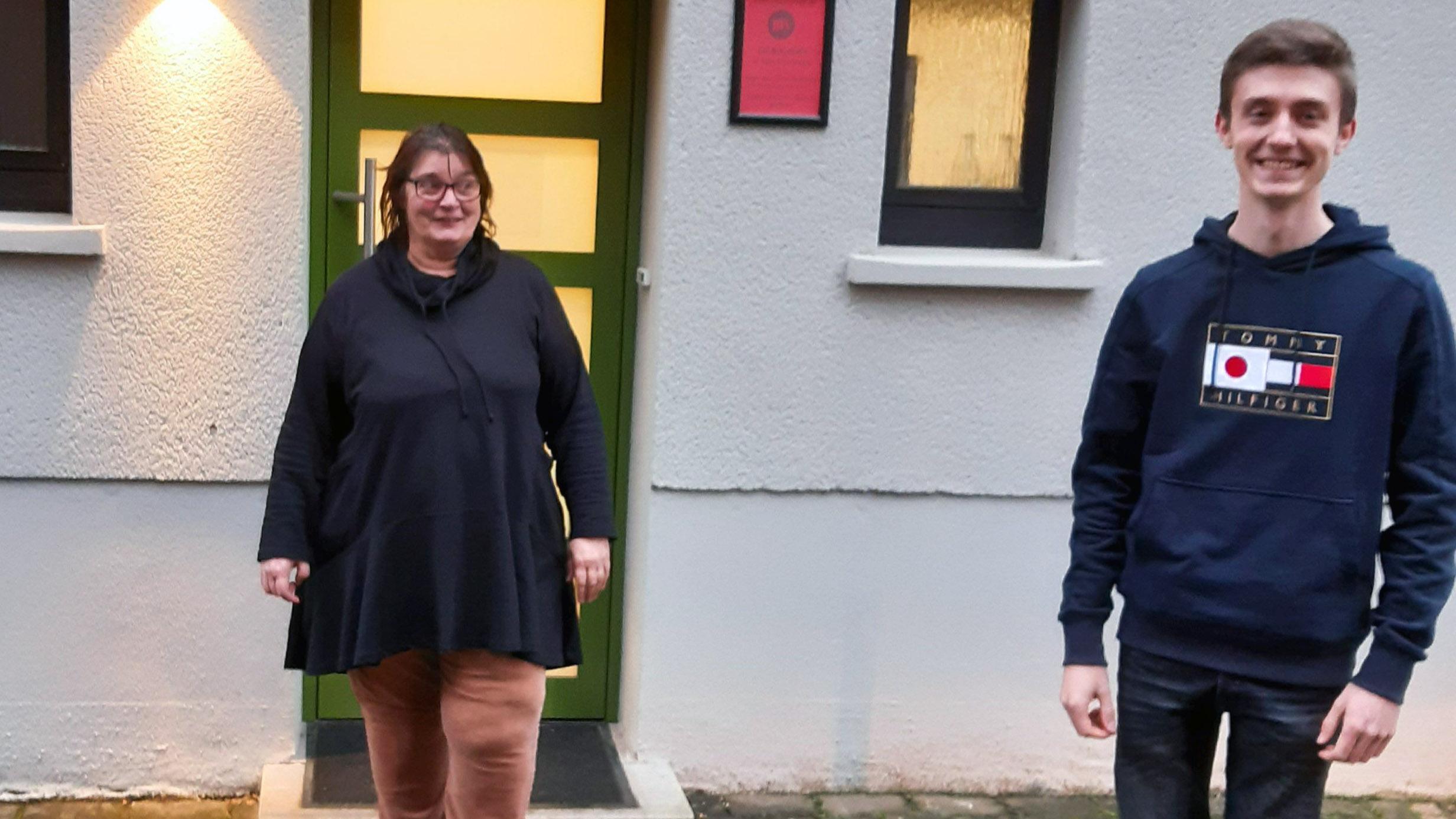 Die Leiterin Pia Jäger und Fabian Erang engagieren sich ehrenamtlichen für die Katholische öffentliche Bücherei in Trier-Ehrang. Foto: Georg Hennes / Bistum Trier