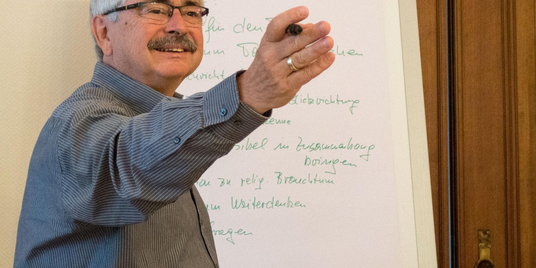 Kalle Grundmann sammelt Meinungen zu den kirchlichen Radiobeiträgen.