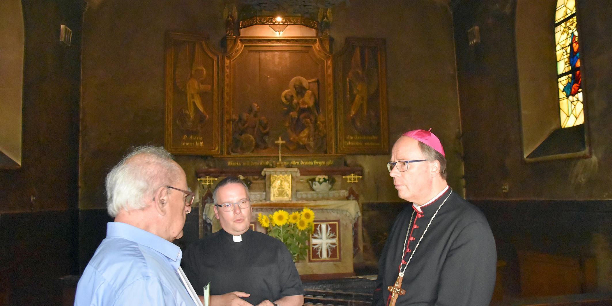 Bischof Ackermann besucht die ausgebrannte Marienkapelle Höchsten