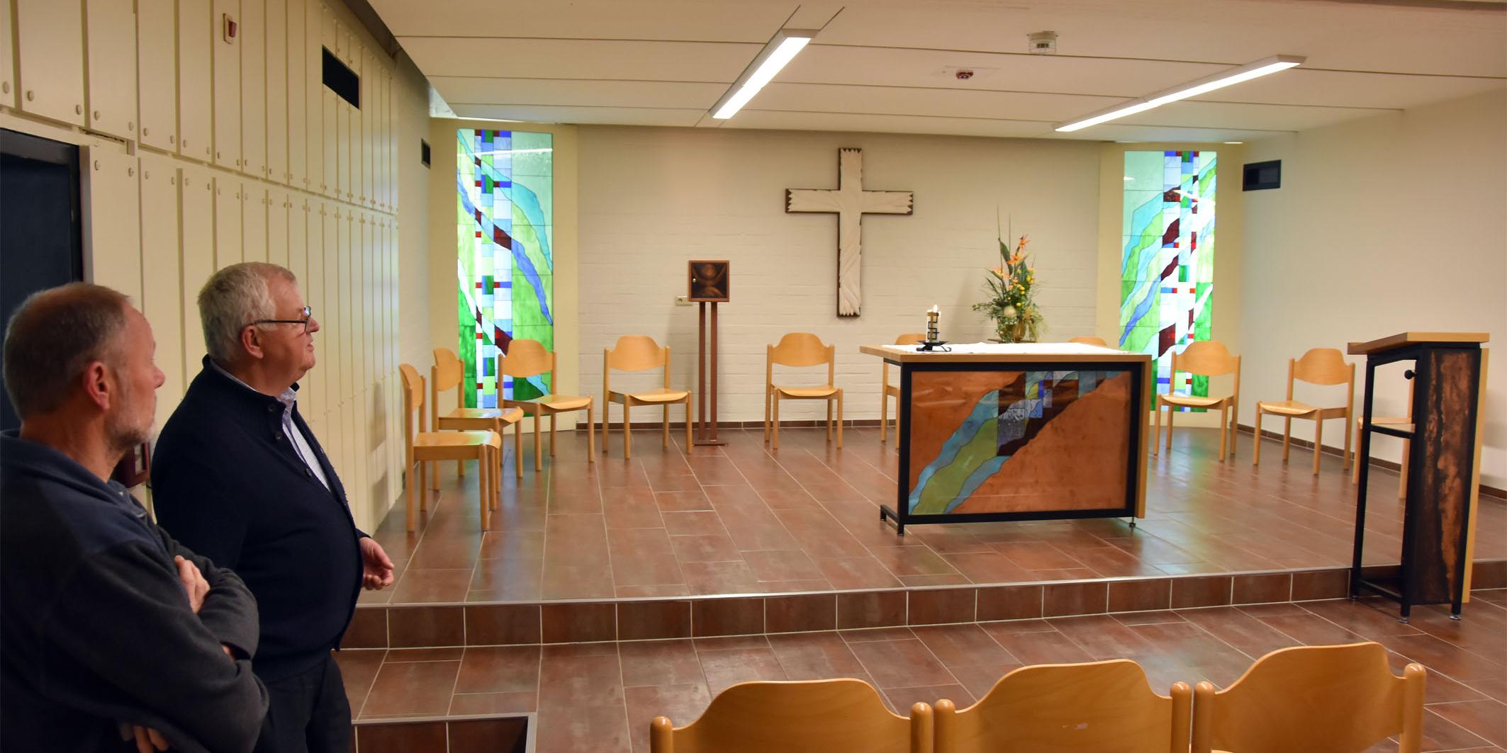 Die Kapelle in der U-Haft: Die Glasdekoration wurde von den Gefangenen der sogenannten Tiffany-Gruppe gestaltet