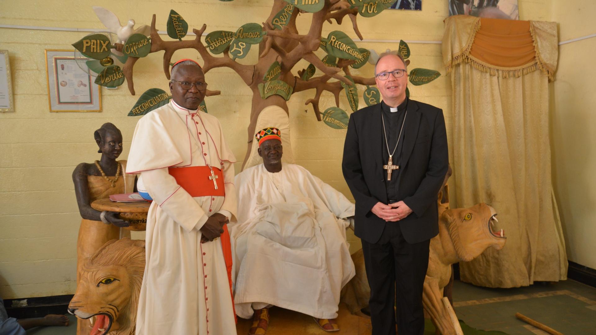 Kardinal Ouédraogo und Bischof Ackermann bei Mogho Naba. Das traditionelle Oberhaupt der Mossi, der größten Volksgruppe in Burkina Faso, gilt als Vermittler, Streitschlichter und Friedensstifter.