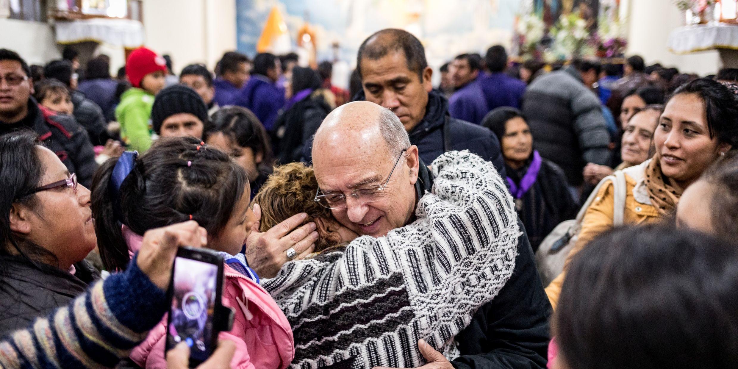 Kardinal Barreto in La Oroya 2018 nach einem Gottesdienst. (Bildnachweis: Adveniat)
