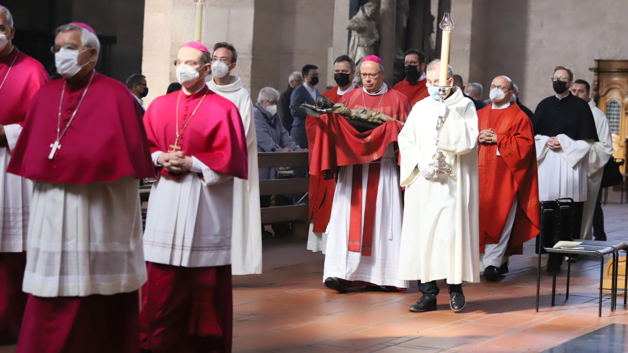 Nach altem Trierer Brauch wird das Kreuz nach der Karfreitagsliturgie in der benachbarten Liebfrauenkirche zu Grabe gelegt.