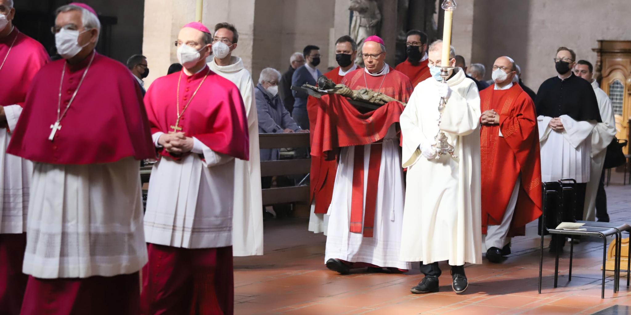Nach altem Trierer Brauch wird das Kreuz nach der Karfreitagsliturgie in der benachbarten Liebfrauenkirche zu Grabe gelegt.