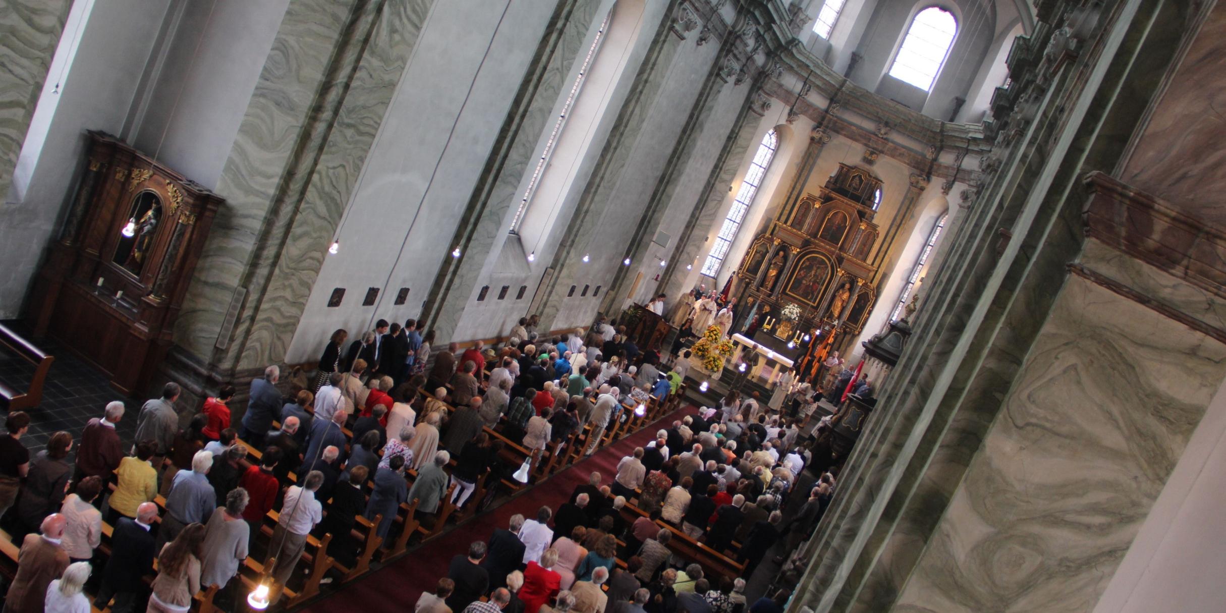 Vollbesetzte Pfarrkirche beim Jubiläum