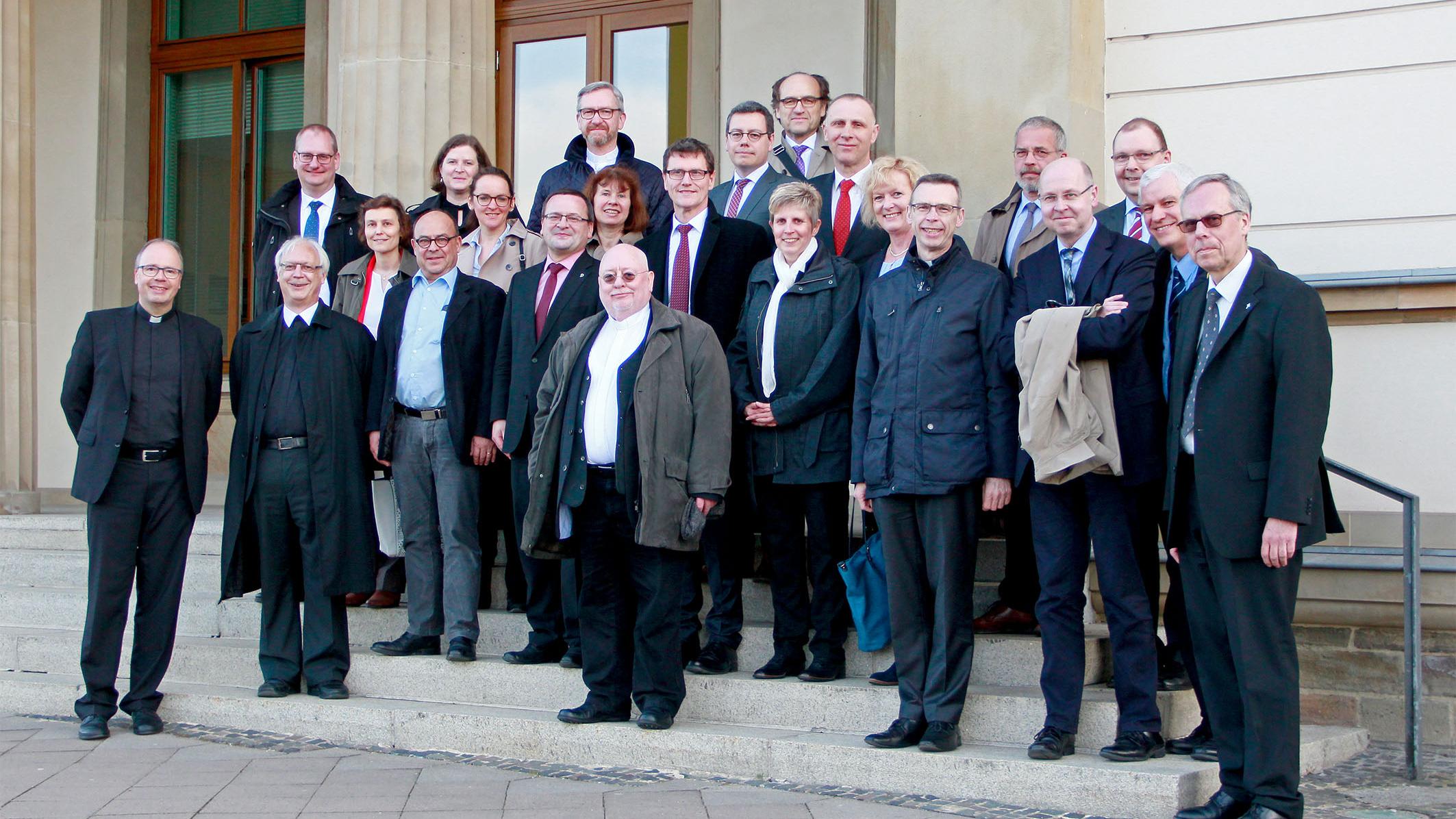 Die Vertreterinnen und Vertreter der Katholischen Büros in Deutschland vor dem Saarländischen Landtag in Saarbrücken.