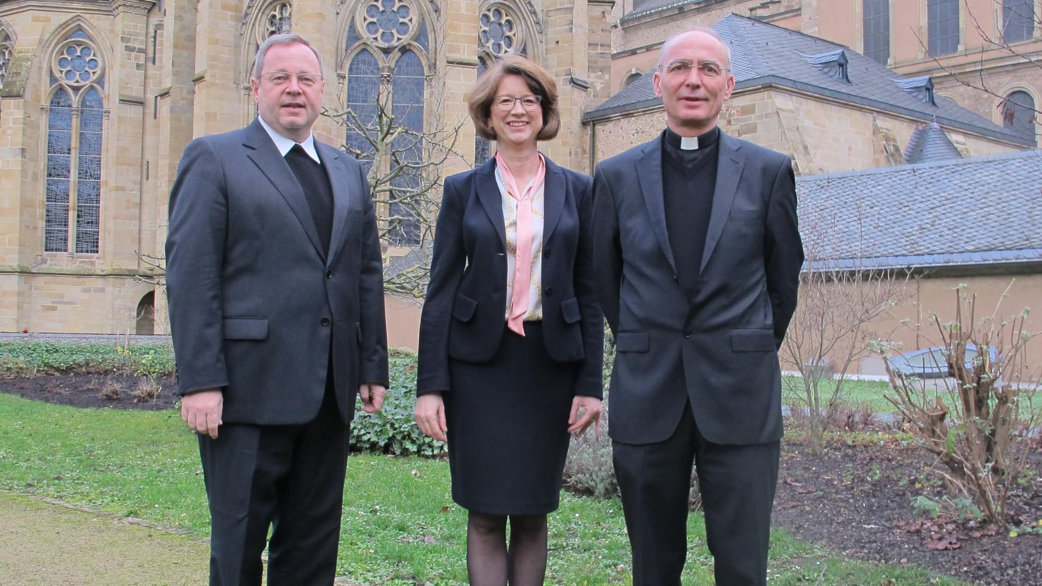 Generalvikar Dr. Georg Bätzing (links), Mechthild Schabo und Msgr. Dr. Michael Kneib