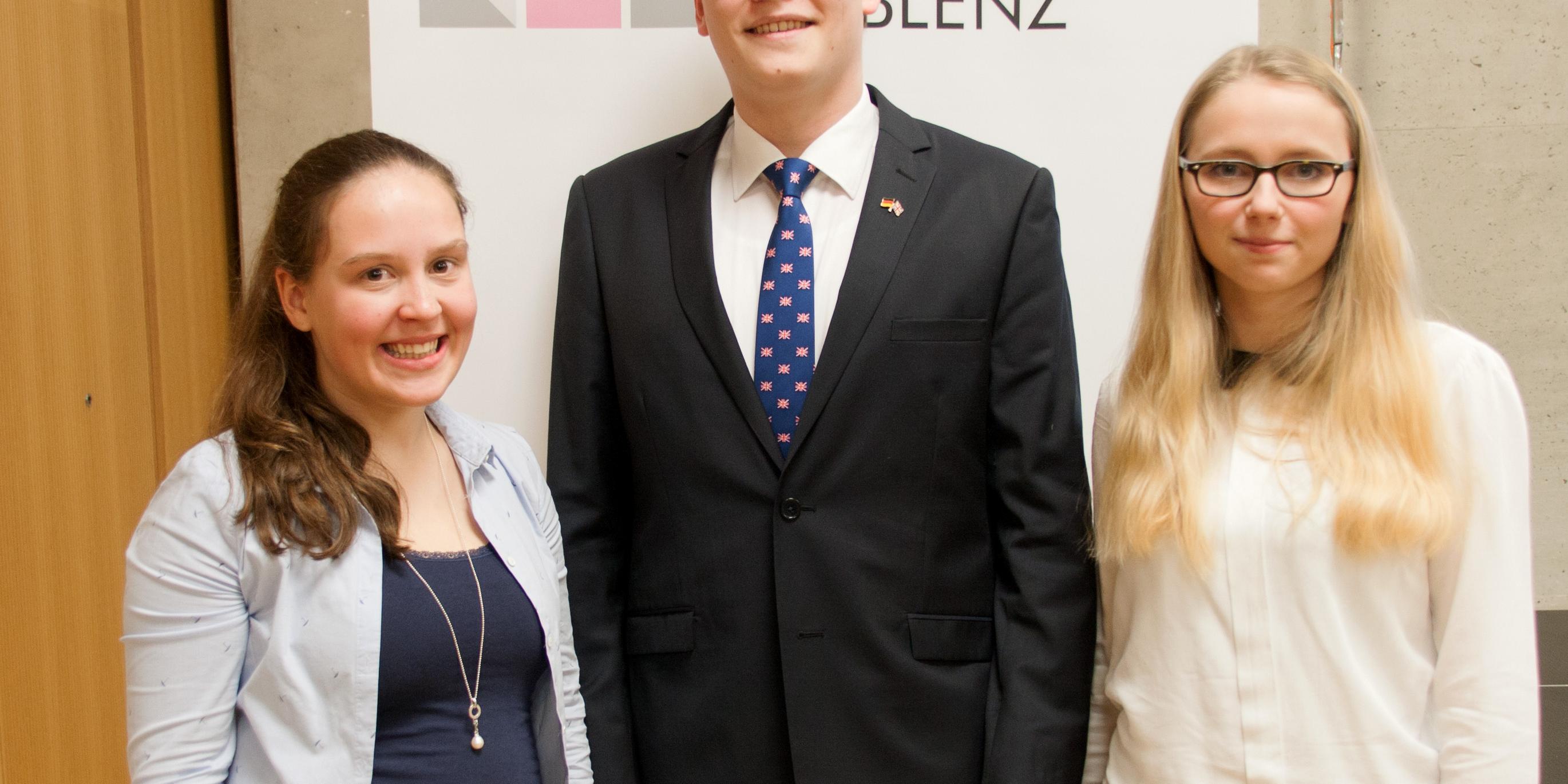 Die Schüler Rebecca Goliasch, Johannes Fritz und Valerie Reppert (v. links) des Bischöflichen Cusanus-Gymnasiums stellen ihre Facharbeiten im Rahmen des katholischen Forums vor.