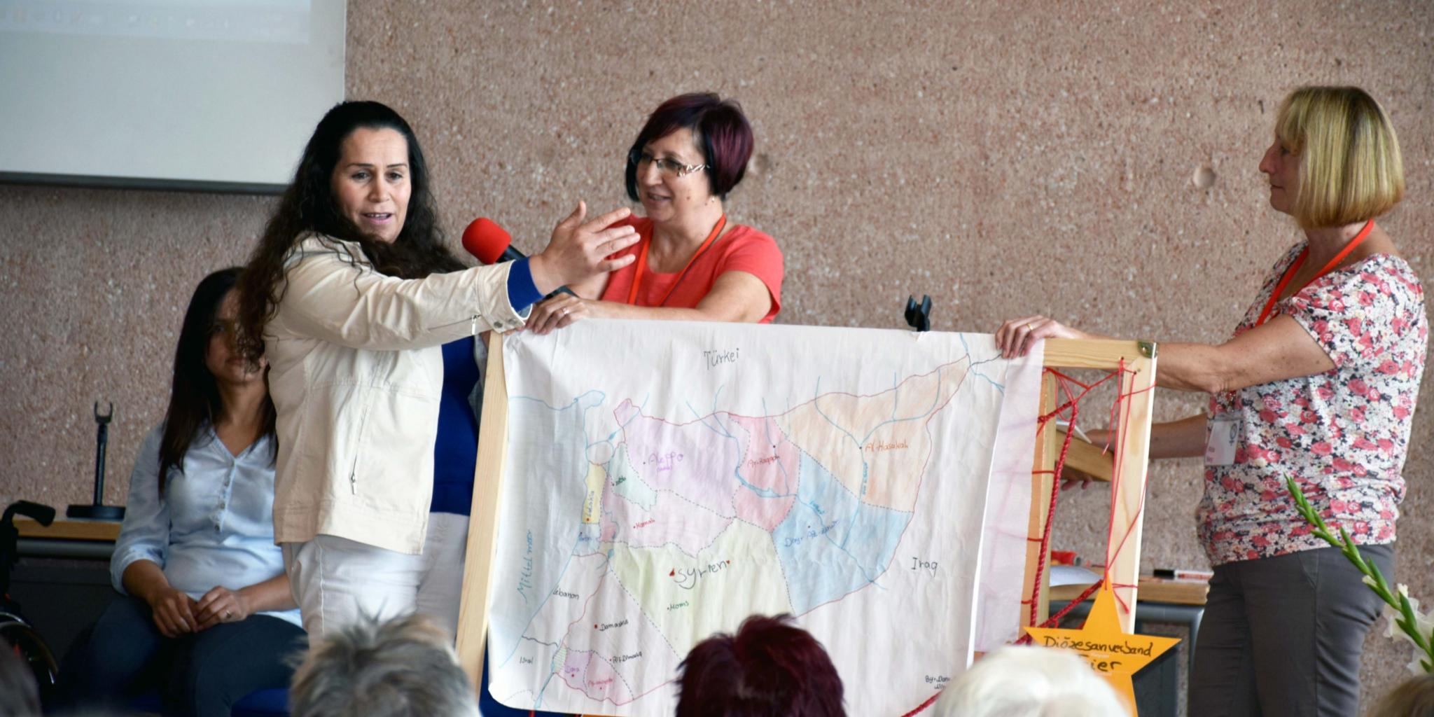 Nabiah Boulos zeigt auf der Karte ihre Heimat.