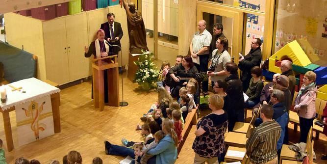 Der Gottesdienstraum kann abgeteilt werden und die Halle wird dann von den Kindern zum Turnen genutzt