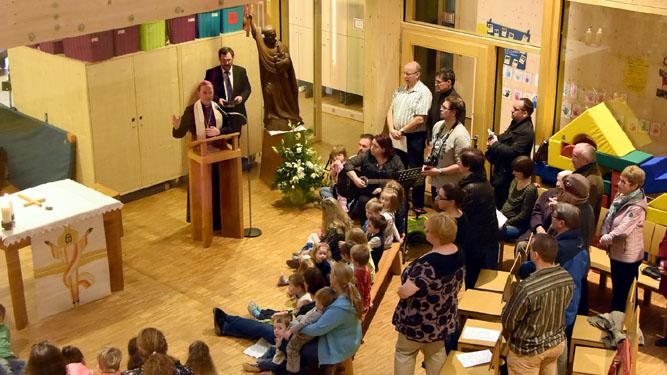 Der Gottesdienstraum kann abgeteilt werden und die Halle wird dann von den Kindern zum Turnen genutzt