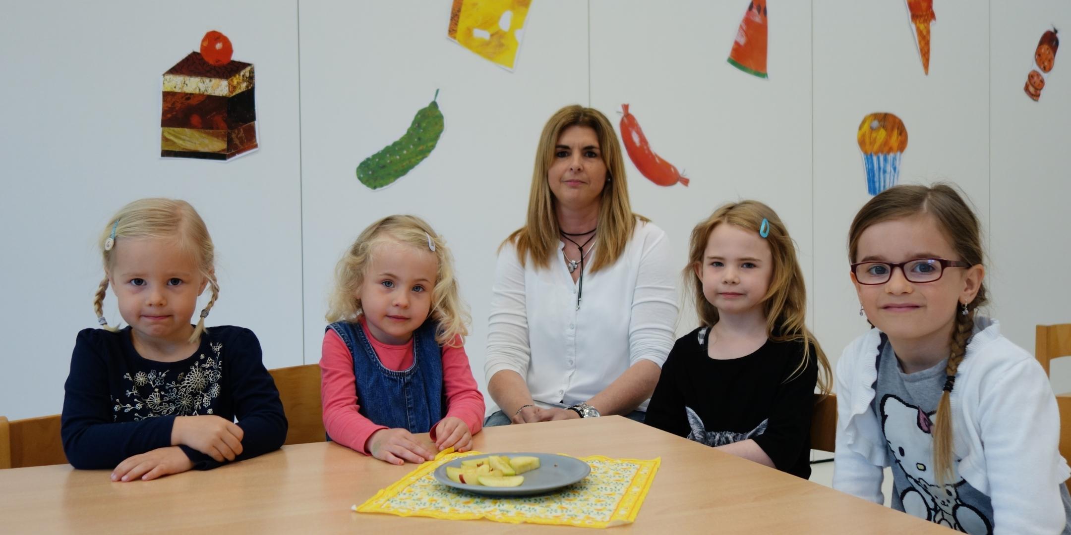 Nicole Hümmerich mit einigen Kindern in der Mensa.