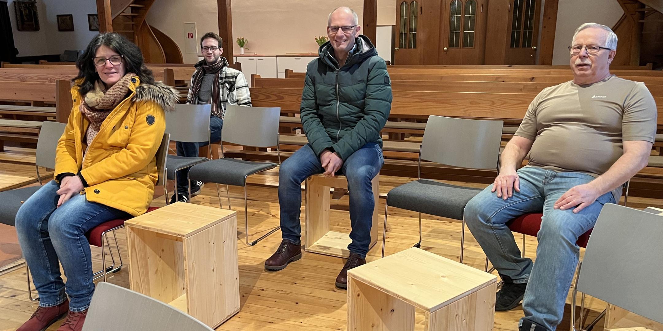 Anja Dennert, Peter Dennert und Karl-Josef Knecht vom Kirchbauverein sowie Kaplan Jonas Staudt (2.v.li.). Foto: Julia Fröder