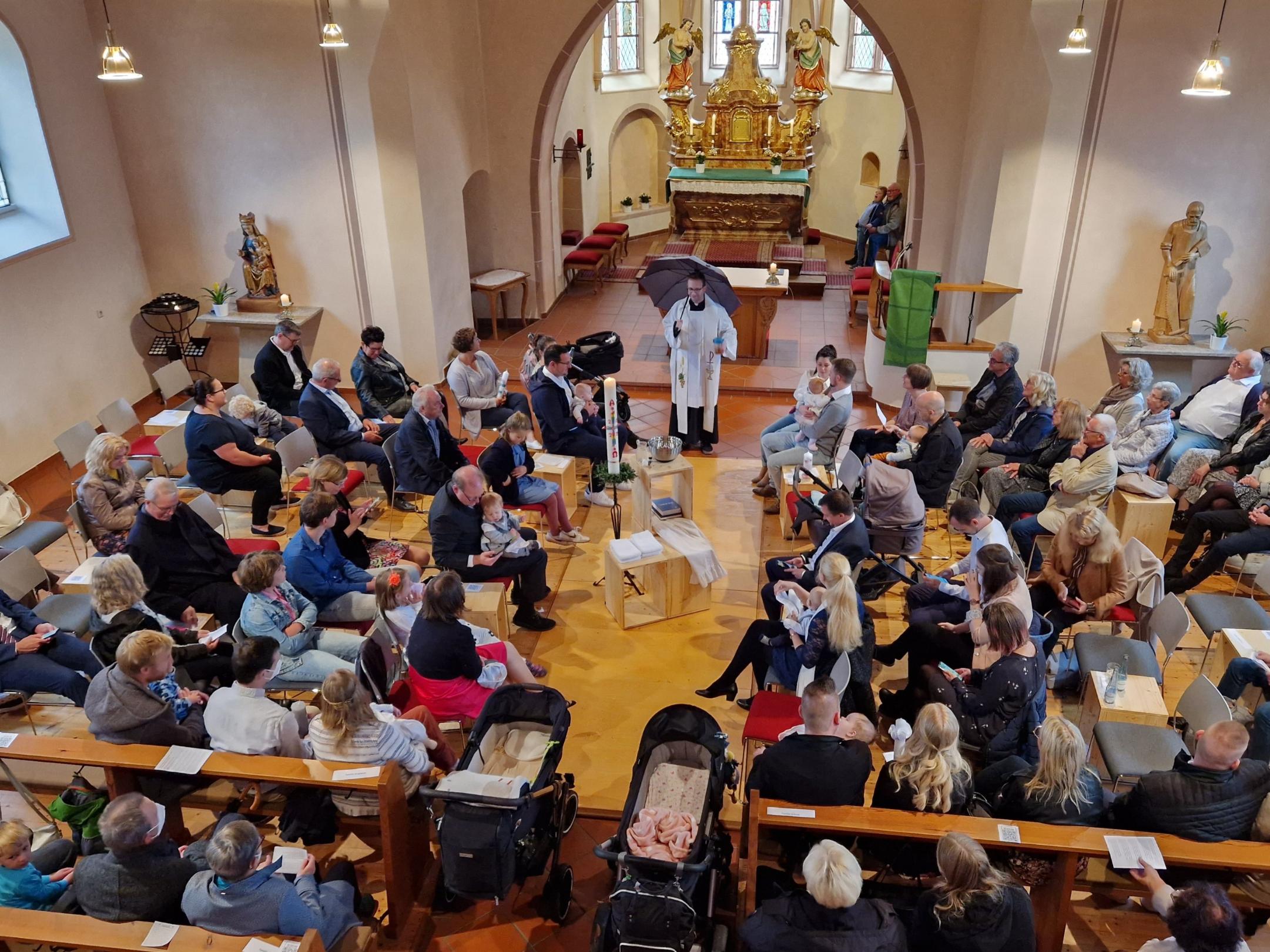 Volles Haus bei einer Taufe... Foto: Peter Dennert