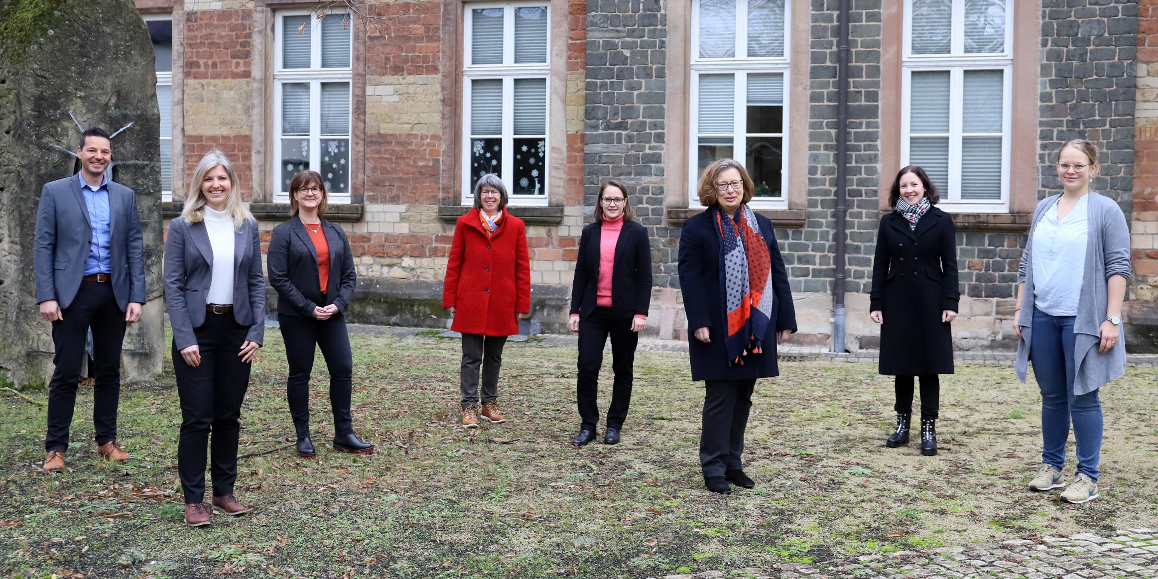 vlnr. Thorsten Hoffmann, Nicole Simons, Janin Kanitz, Angela Thelen, Daniela Schmitt, Cordula Scheich, Corinna Achtermann und Franziska Kreye. (Foto: Simone Bastreri/Bistum Trier)