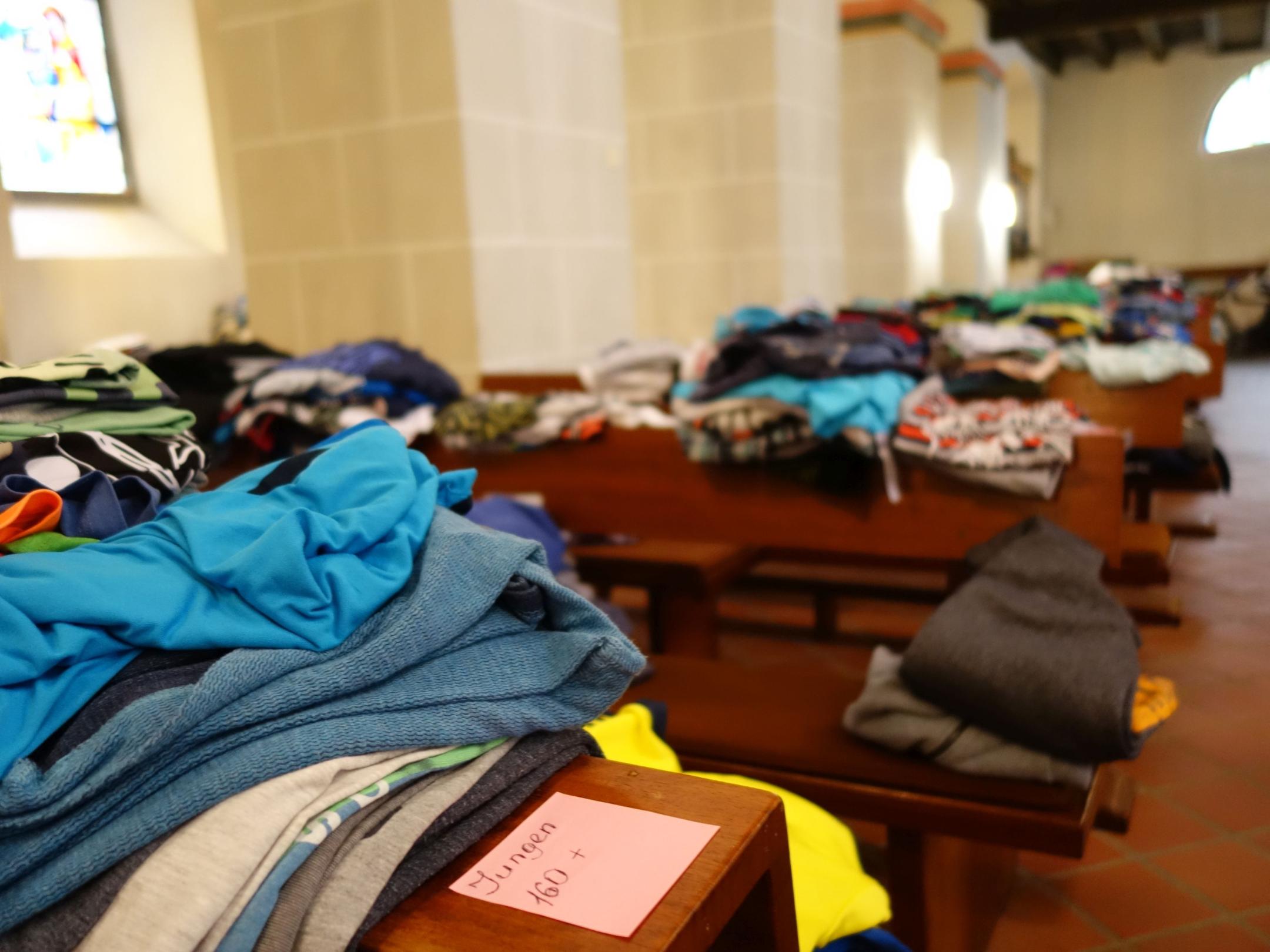 In der Pfarrkirche stapeln sich gespendete Anziehsachen, Hygieneartikel und Spielsachen. Foto: Julia Fröder/Bistum Trier