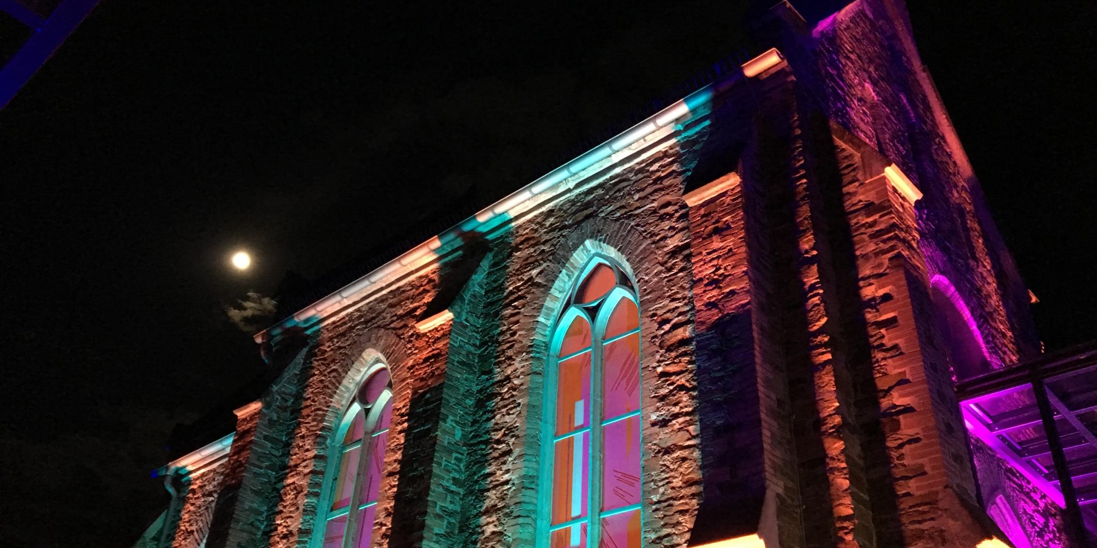 Eine aufwendige Lichtinstallation tauchte die Peter-Friedhofen-Kapelle der Barmherzigen Brüder von Maria-Hilf in ein mystisches Licht.